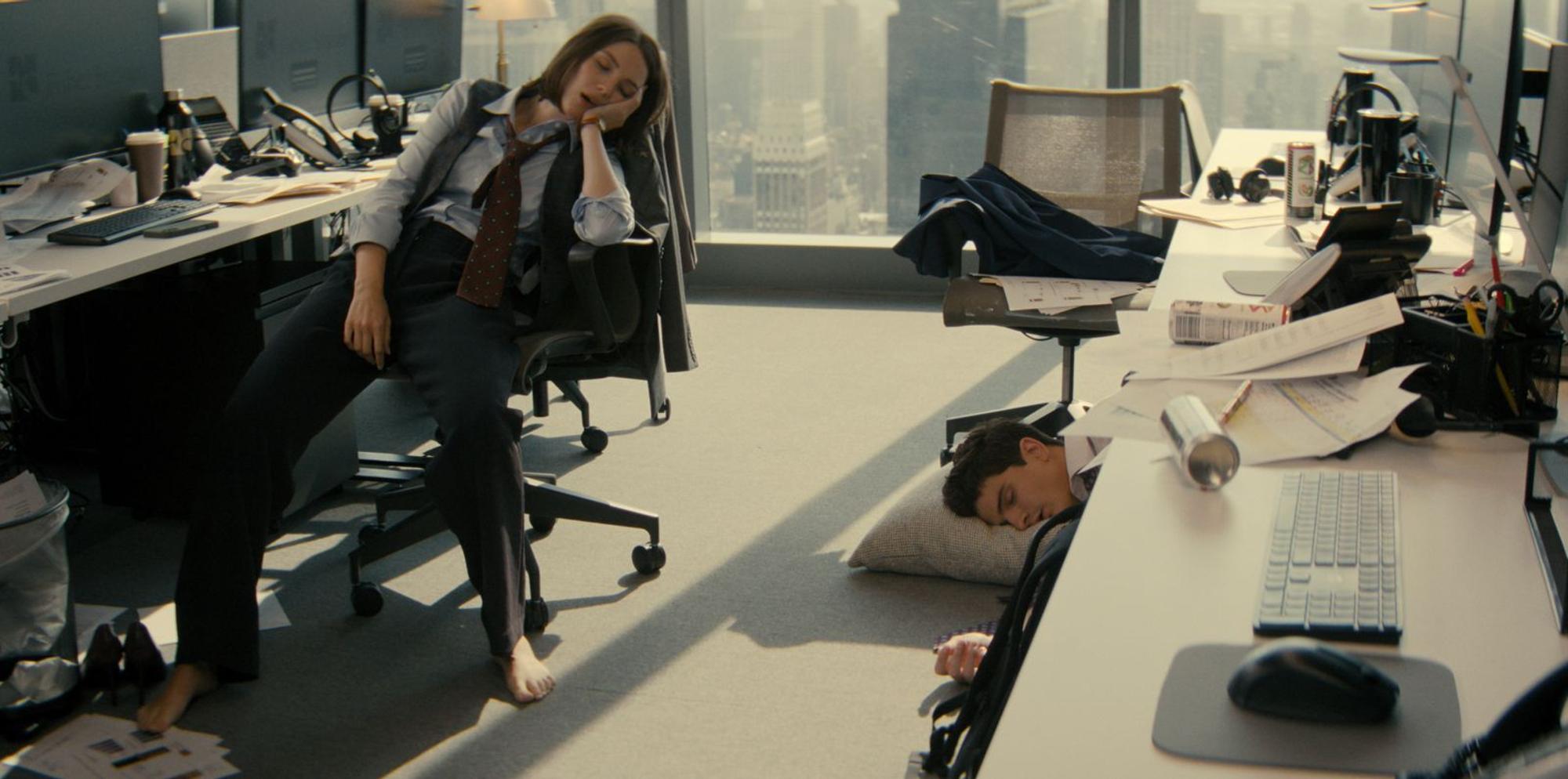 AJ (Ella Hunt) hat von ihrem Großraumbüro in einer Finance-Klitsche zwar einen grandiosen Blick auf Manhattan, doch was nutzt es, wenn man so viel arbeitet, dass man irgendwann im Sitzen einschläft? (Bild: Disney+)