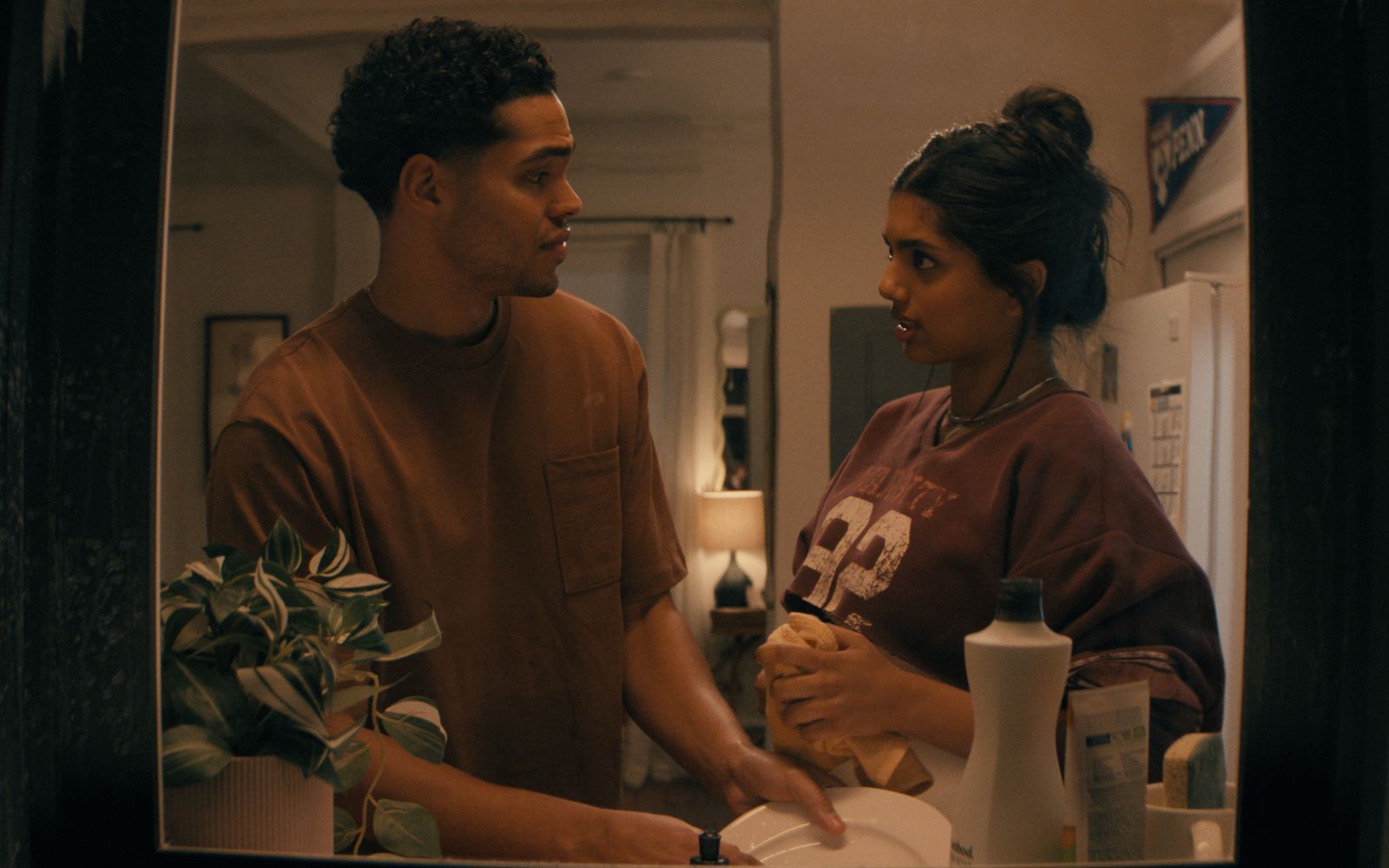 Abby (Avantika Vandanapu) und Kel (Nicholas Duvernay) wohnen in zwei unterschiedlichen WGs im angesagten New Yorker District Murray Hill und versuchen in ihren Jobs Fuß zu fassen: Kel als Schauspieler, Abby als Stylistin für Promis.  (Bild: Disney+)
