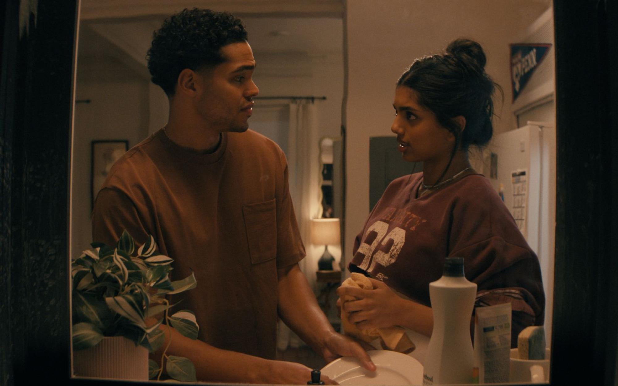 Abby (Avantika Vandanapu) und Kel (Nicholas Duvernay) wohnen in zwei unterschiedlichen WGs im angesagten New Yorker District Murray Hill und versuchen in ihren Jobs Fuß zu fassen: Kel als Schauspieler, Abby als Stylistin für Promis. (Bild: Disney+)