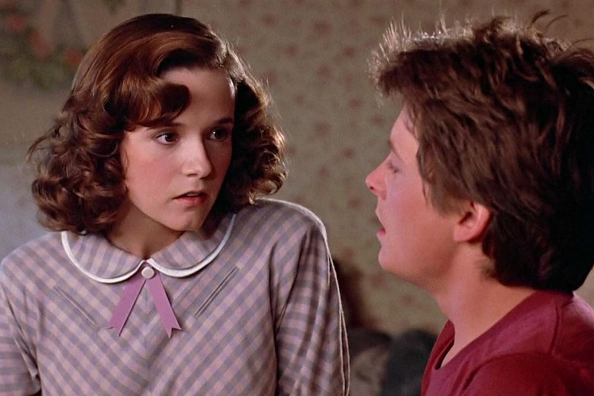 Marty McFly (Michael J. Fox) reist in „Zurück in die Zukunft“ ins Jahr 1955 und lernt dort seine Mutter kennen - als ebenfalls 17-Jährige. Und Lorraine Baines (Lea Thompson) verguckt sich gleich in den „unglaublichen Jungen“. (Bild: Universal Pictures)