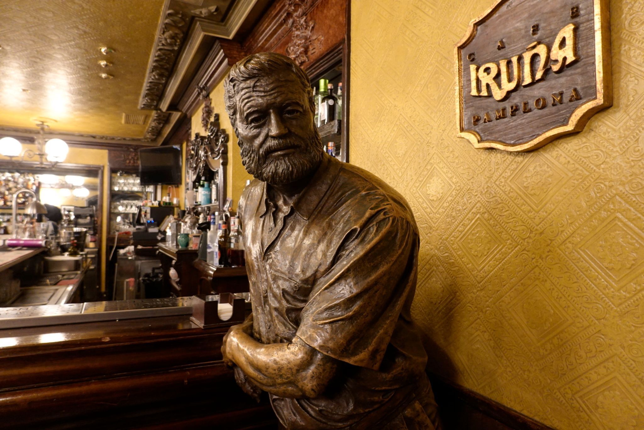 Hemingway in Bronze am Tresen im Nebentrakt des «Café Iruña»
