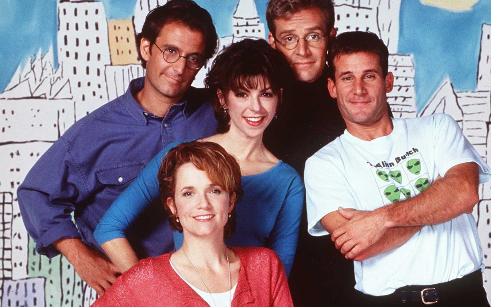 Von 1995 bis 1999 spielte Lea Thompson (Bild, unten) die Hauprolle in der Sitcom „Caroline in the City“. (Bild: NBC Television / Getty Images)