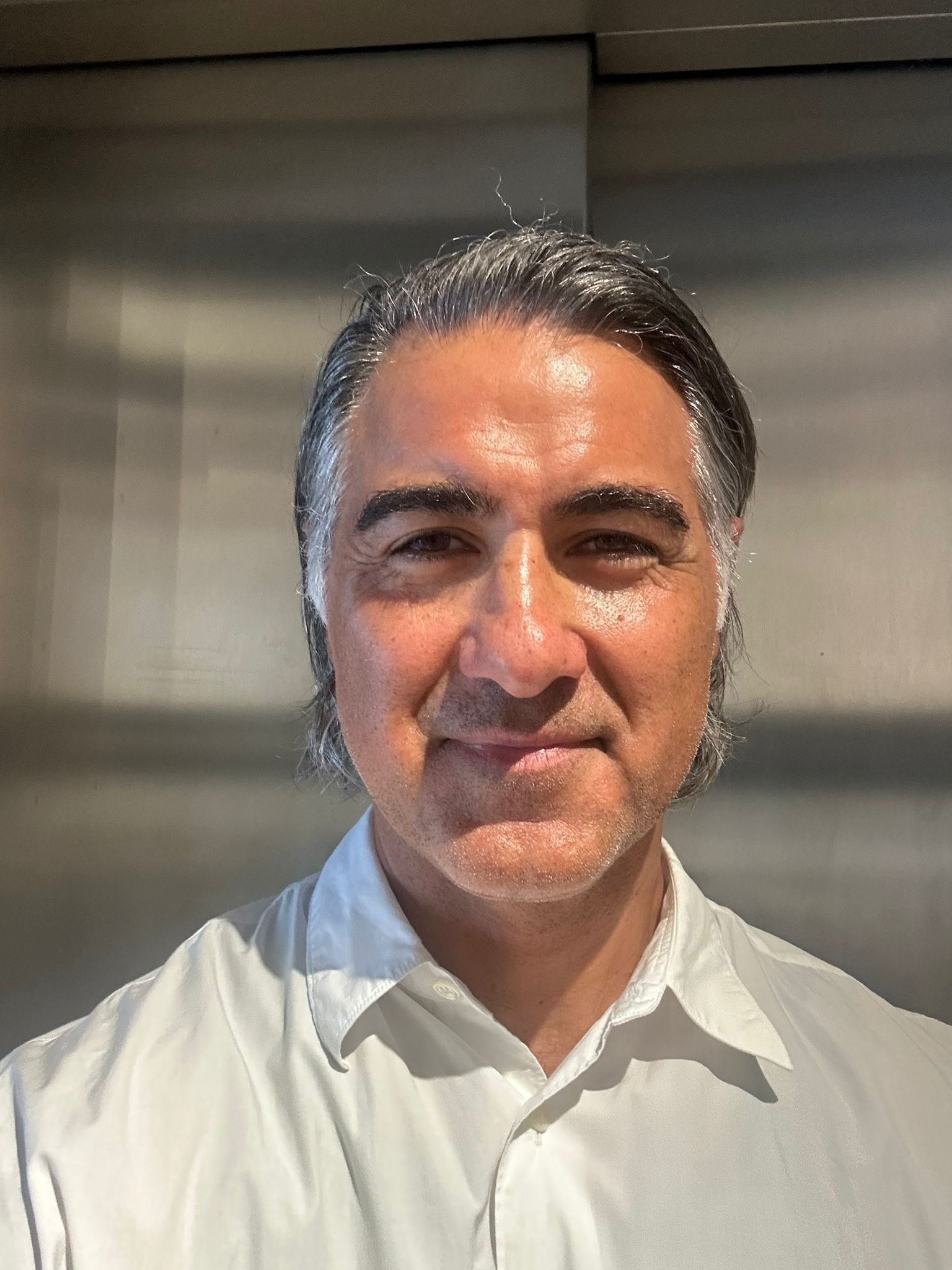 Erhan Bektas (52) hat sein Geschäft in unmittelbarer Nähe zum Friesenplatz.