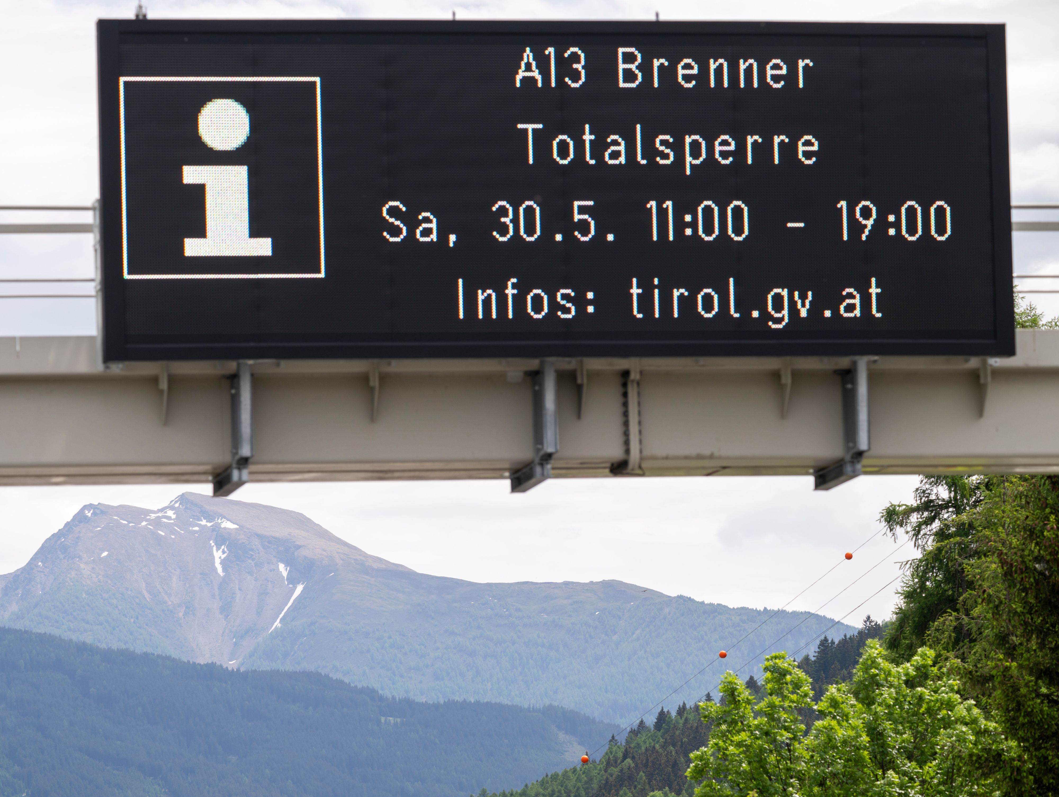 Eine Anzeigentafel hängt nahe der geschlossenen Mautstation über der Brennerautobahn.