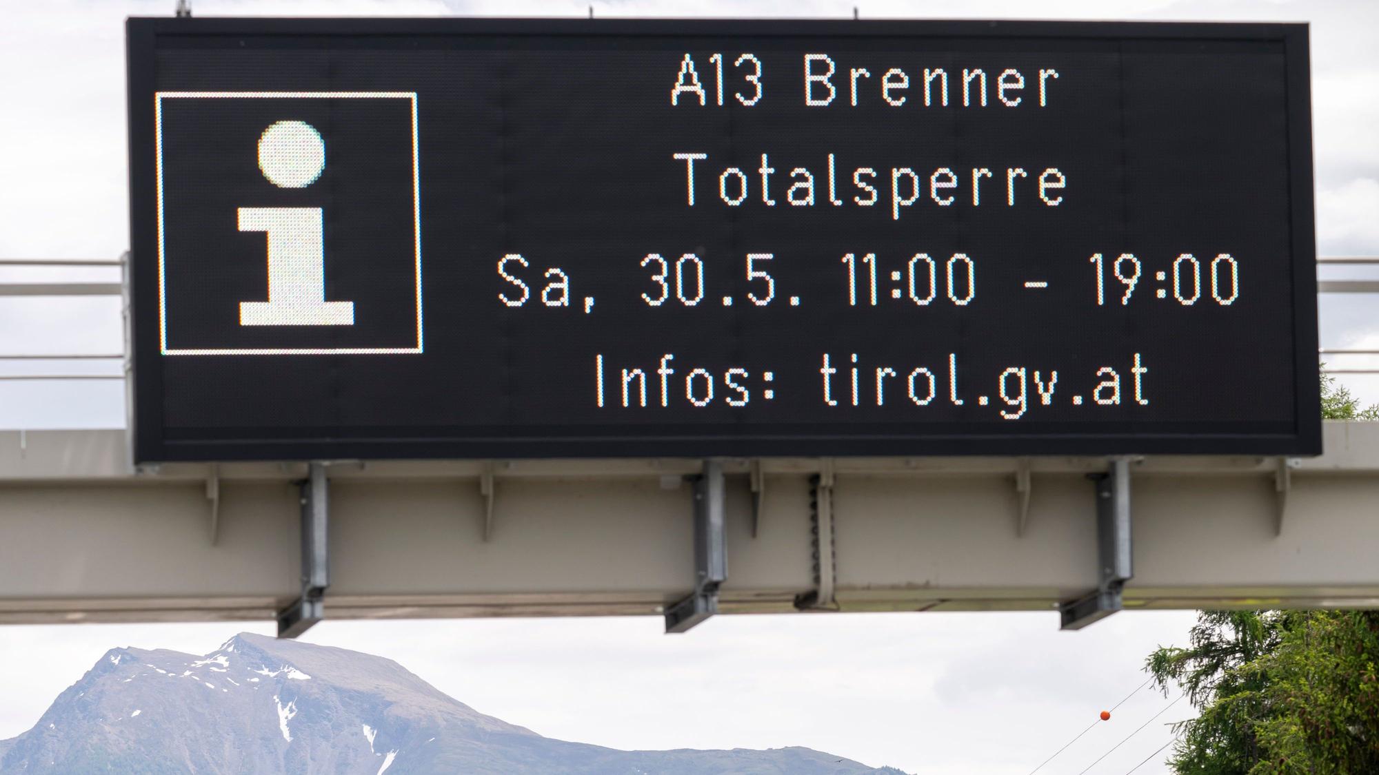 Eine Anzeigentafel hängt nahe der geschlossenen Mautstation über der Brennerautobahn.