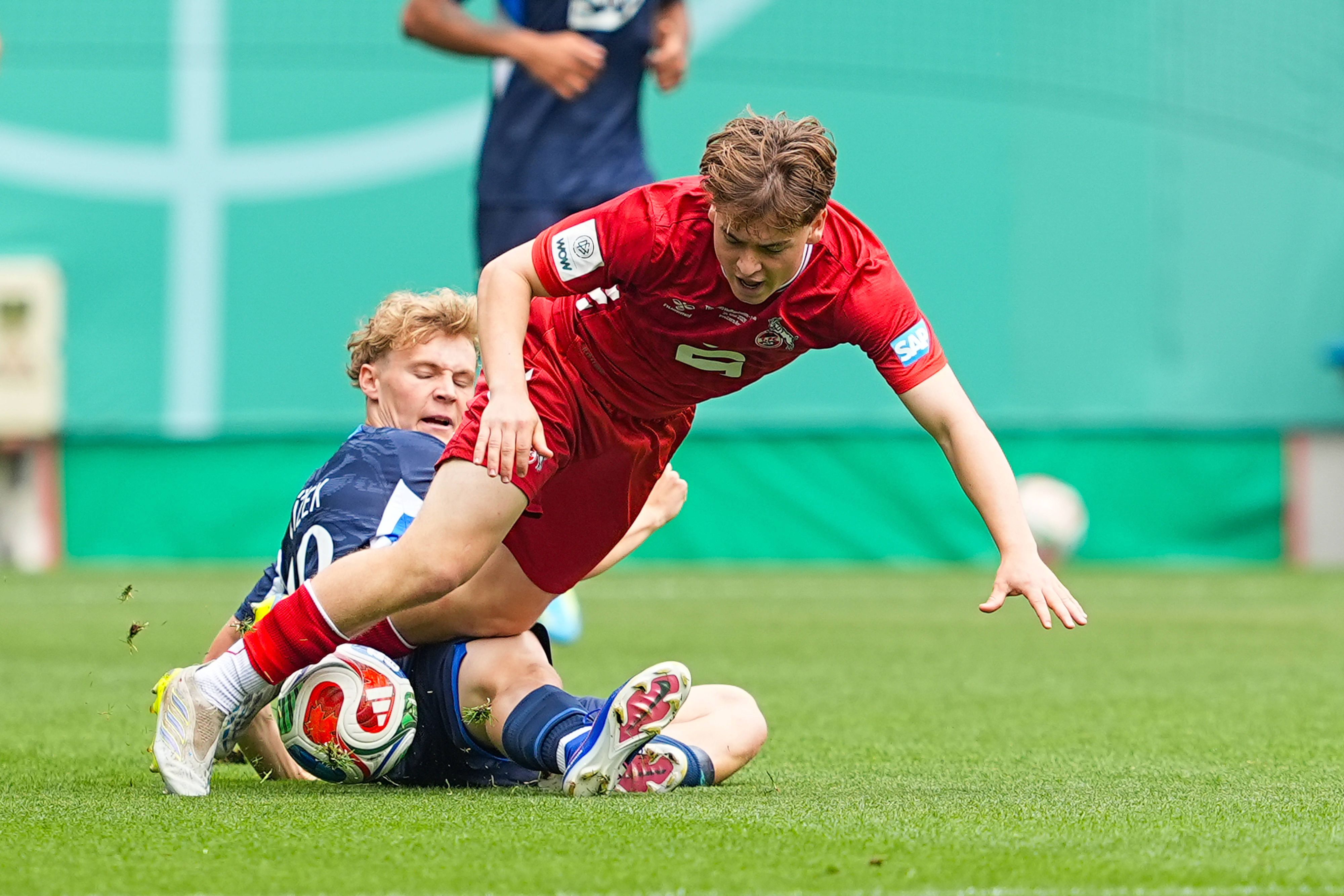 Krystof Cizek im Zweikampf gegen FC-Youngster Benjamin Ley.