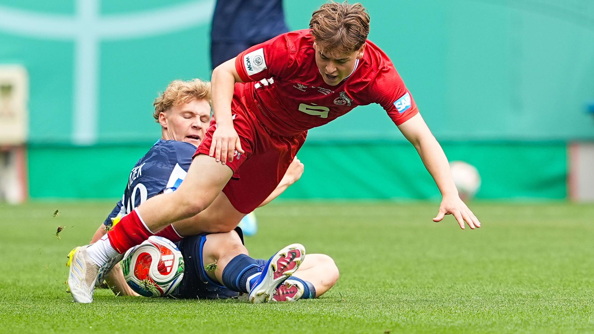 Krystof Cizek im Zweikampf gegen FC-Youngster Benjamin Ley.