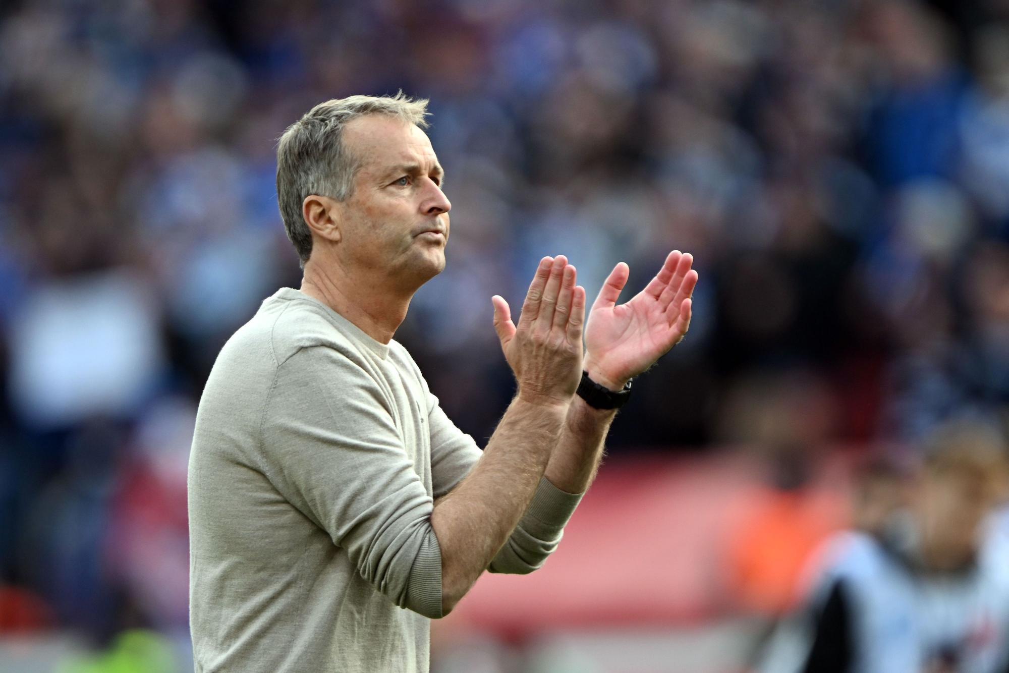 16.05.2026, Nordrhein-Westfalen, Leverkusen: Fußball, Männer: Bundesliga, Bayer Leverkusen - Hamburger SV, 34. Spieltag, BayArena, Trainer Kasper Hjulmand (Bayer Leverkusen) verabschiedet sich von den Fans. Foto: Federico Gambarini/dpa - WICHTIGER HINWEIS: Gemäß den Vorgaben der DFL Deutsche Fußball Liga bzw. des DFB Deutscher Fußball-Bund ist es untersagt, in dem Stadion und/oder vom Spiel angefertigte Fotoaufnahmen in Form von Sequenzbildern und/oder videoähnlichen Fotostrecken zu verwerten bzw. verwerten zu lassen. +++ dpa-Bildfunk +++