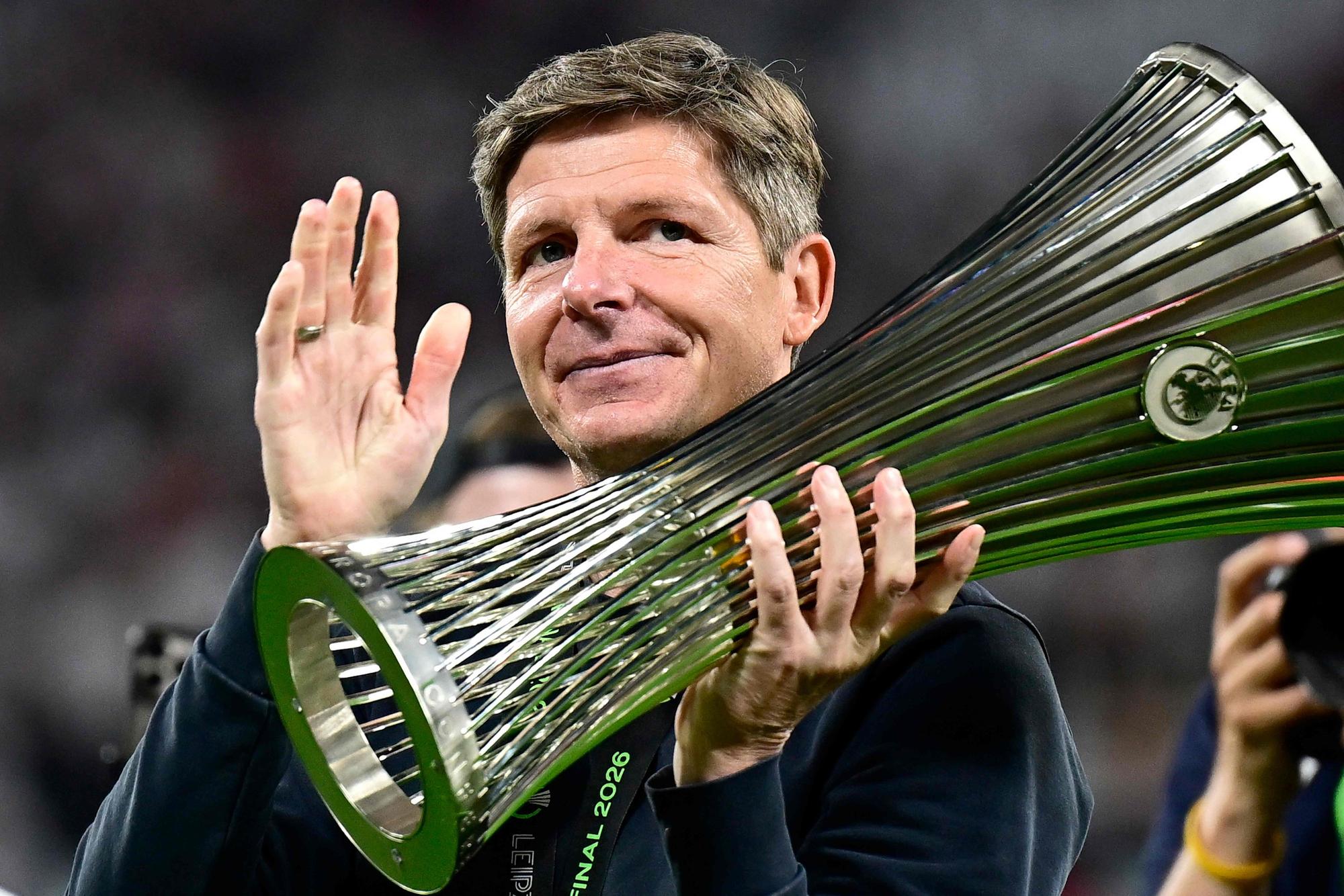 TOPSHOT - Crystal Palace's Austrian manager Oliver Glasner holds the trophy after his team won the UEFA Conference League final football match between Crystal Palace FC and Rayo Vallecano de Madrid in Leipzig, eastern Germany, on May 27, 2026. (Photo by Tobias SCHWARZ / AFP)