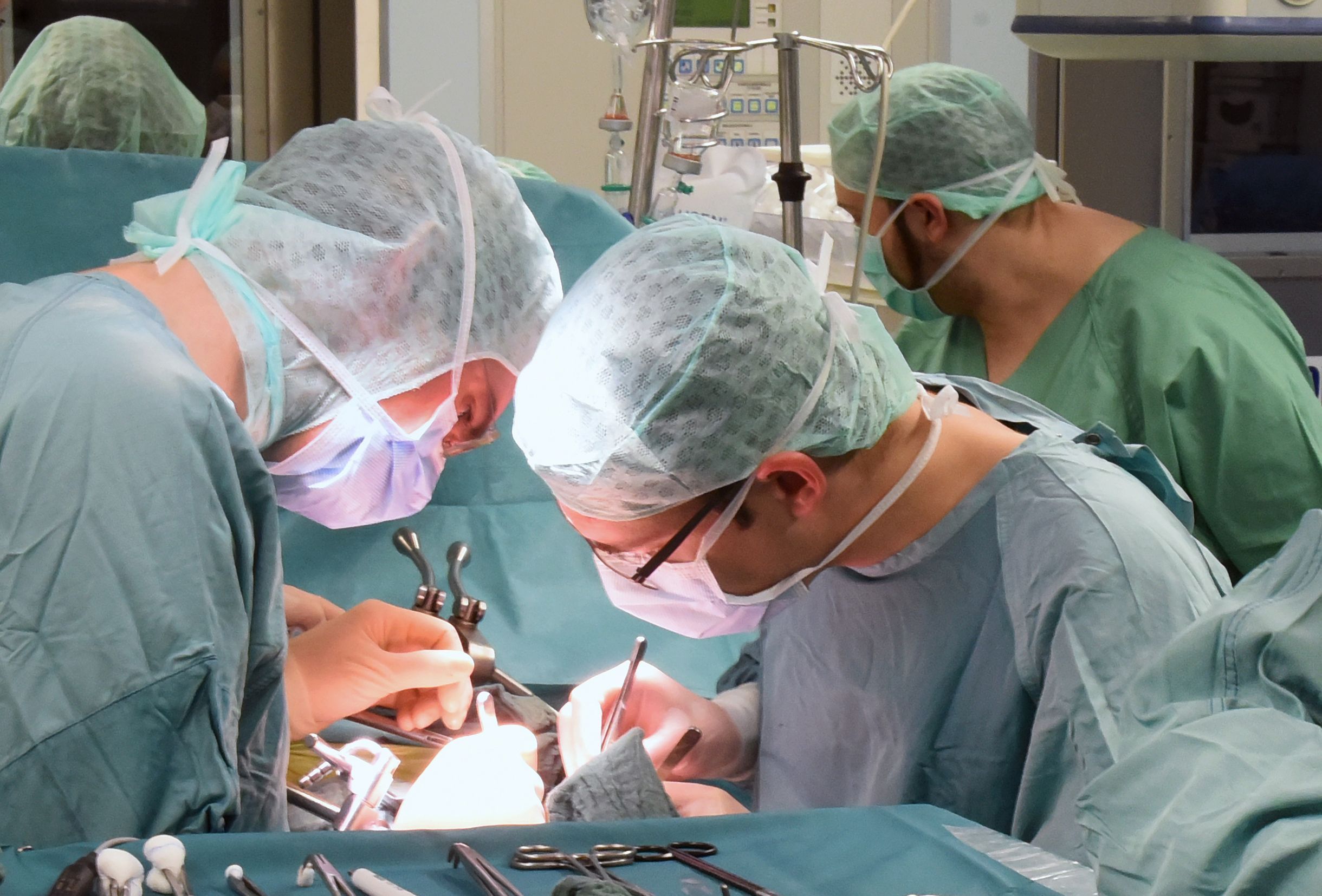 Das Symbolbild zeit, wie Mediziner eine Nierentransplantation vornehmen.