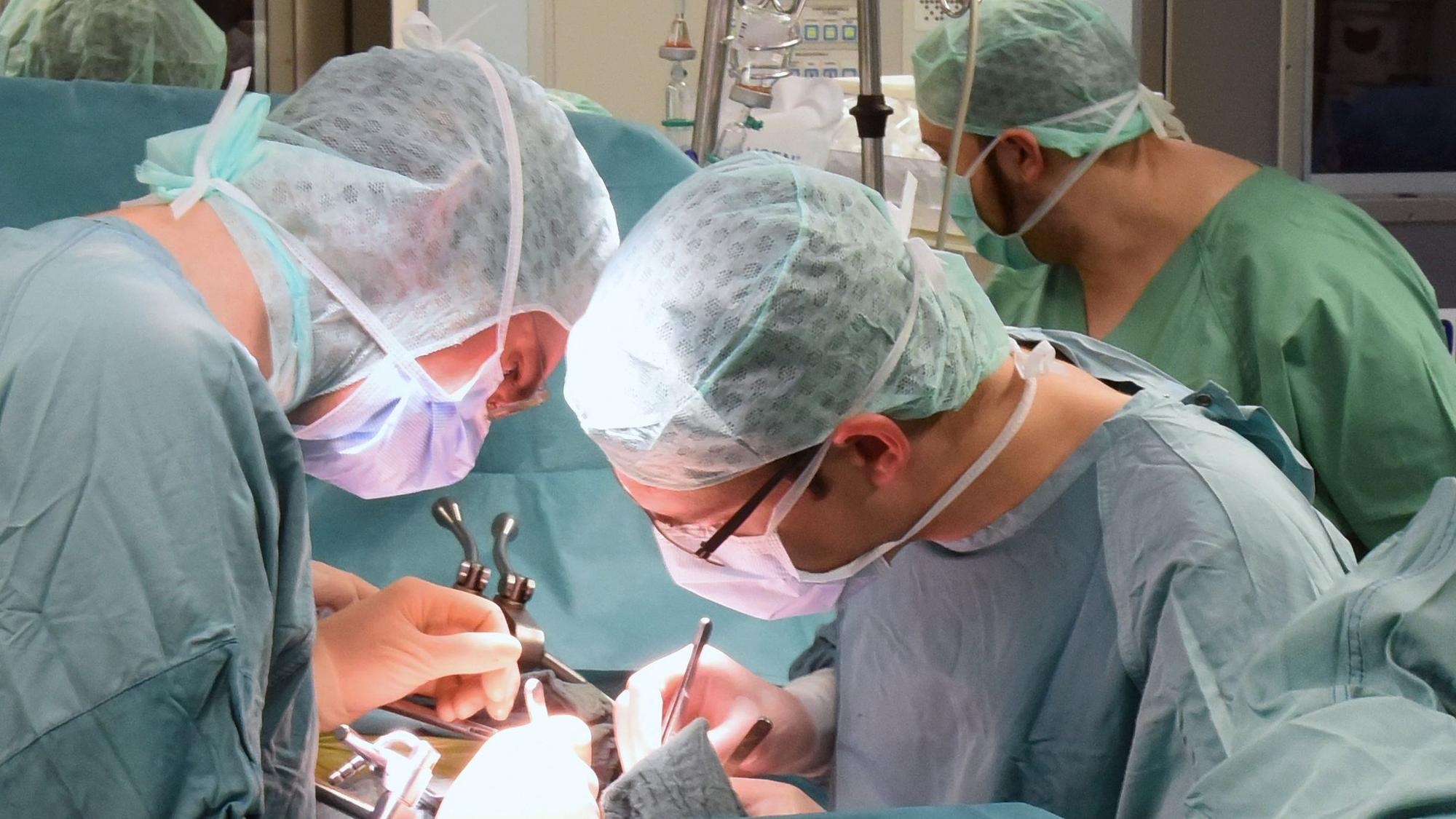 Das Symbolbild zeit, wie Mediziner eine Nierentransplantation vornehmen.
