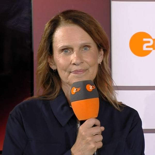 Katrin Müller-Hohenstein mit ZDF-Mikrofon in der Hand.