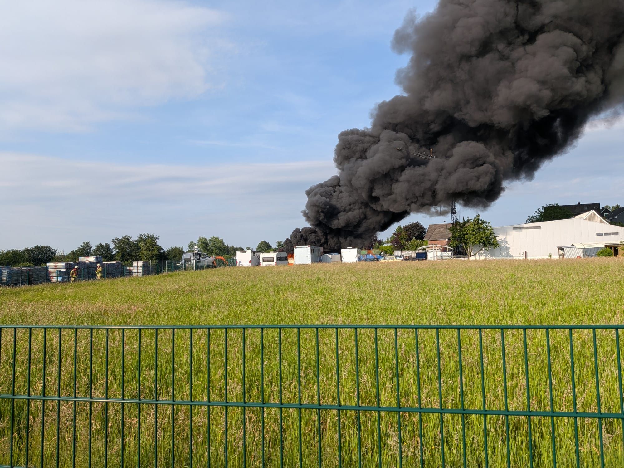 Mehrere Fahrzeuge wurden am Samstag in Straßerhof durch ein Feuer zerstört.