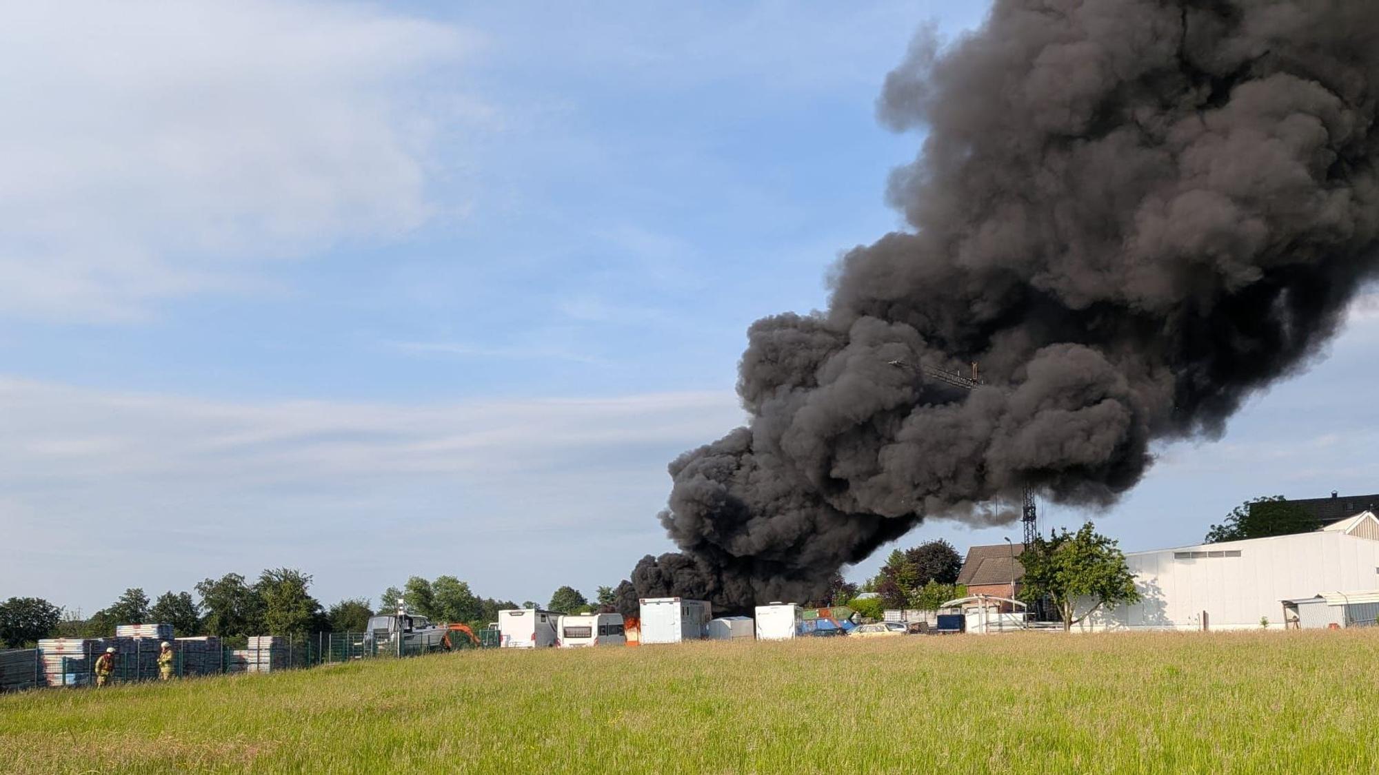 Mehrere Fahrzeuge wurden am Samstag in Straßerhof durch ein Feuer zerstört.