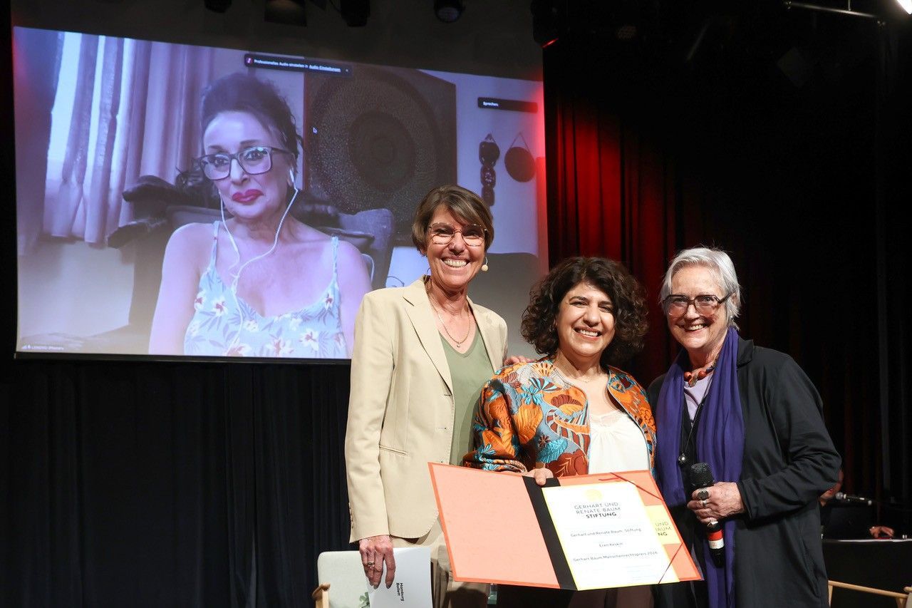 Preisträgerin Eren Keskin (Bildschirm), Moderatorin Bettina Böttinger, Politikerin Berivan Aymaz und Stifterin Renate Liesmann-Baum