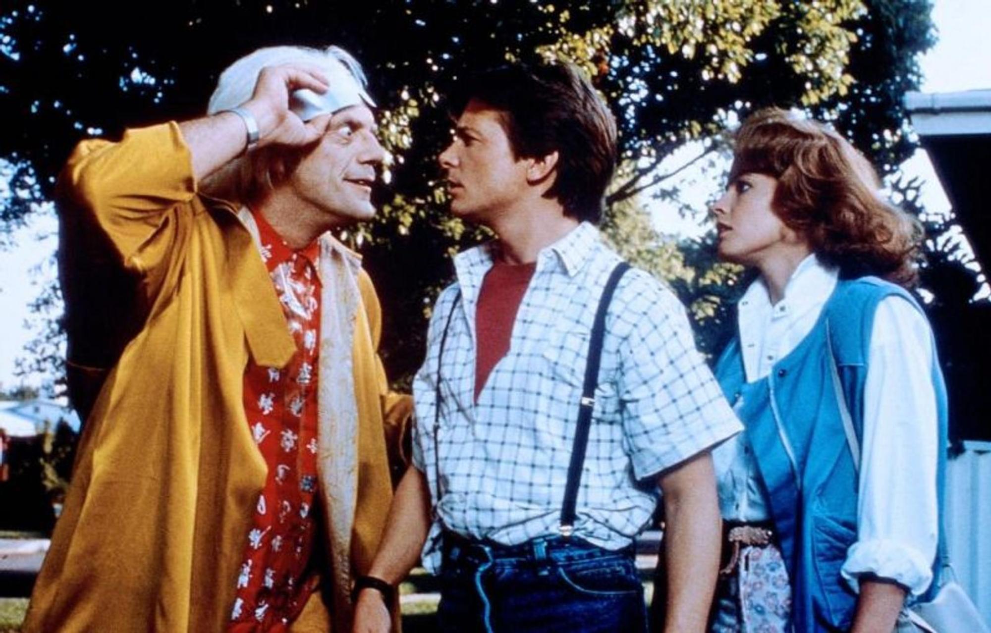 „Zurück in die Zukunft“, die Trilogie um den Zeitmaschinenerfinder „Doc“ Brown und Teenager Marty McFly, machte Michael J. Fox (Mitte) und Christopher Lloyd zu Stars. (Bild: Universal Pictures)