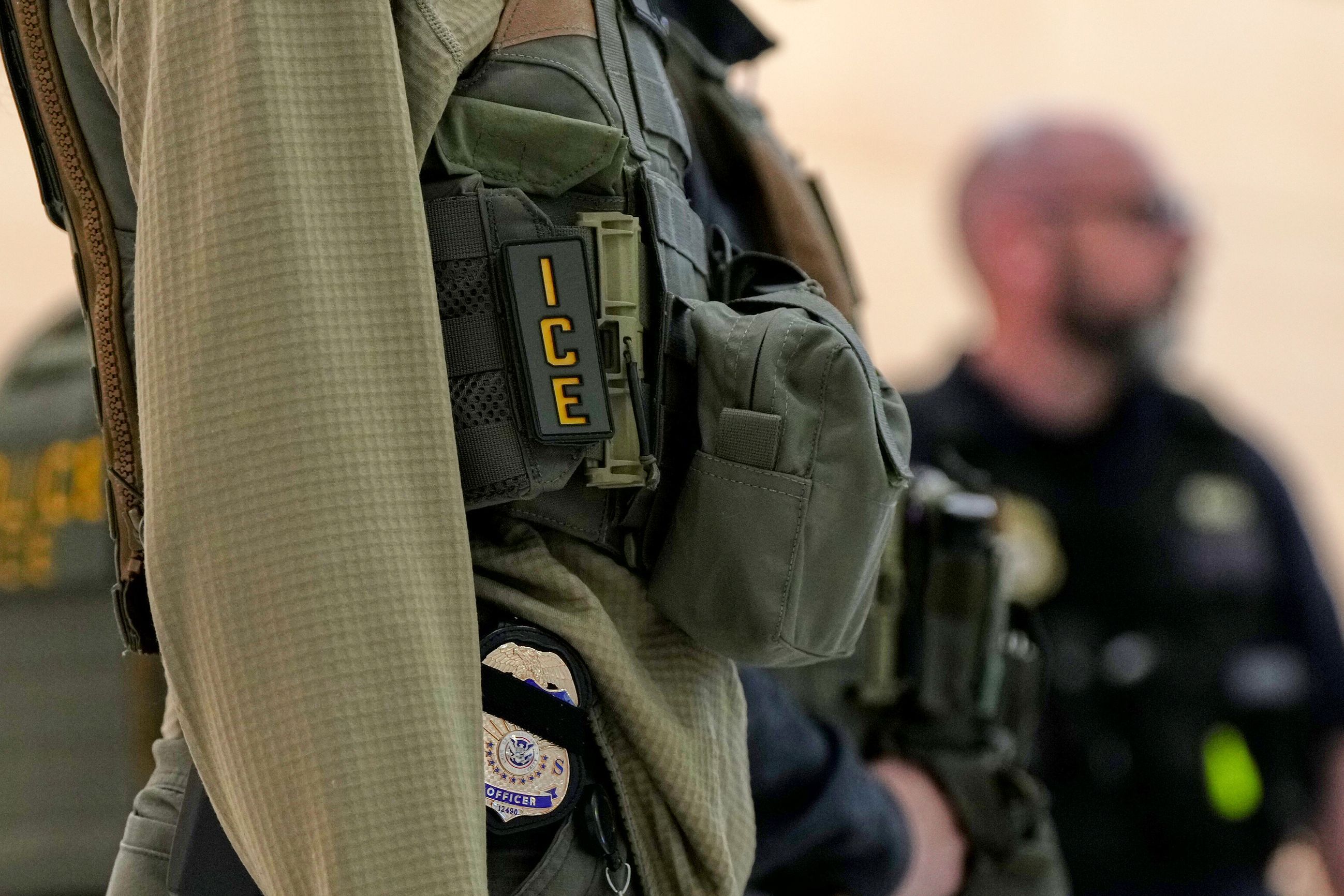 Bundesbeamte der Einwanderungsbehörde sind am Newark Liberty International Airport im Einsatz.