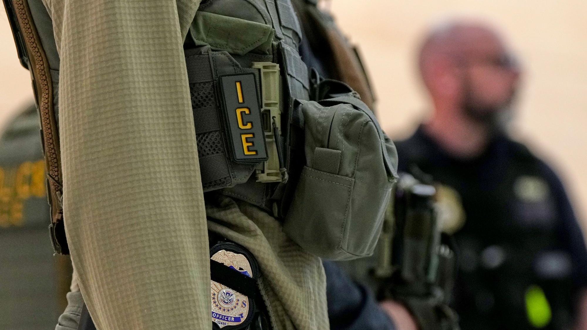 Bundesbeamte der Einwanderungsbehörde sind am Newark Liberty International Airport im Einsatz.