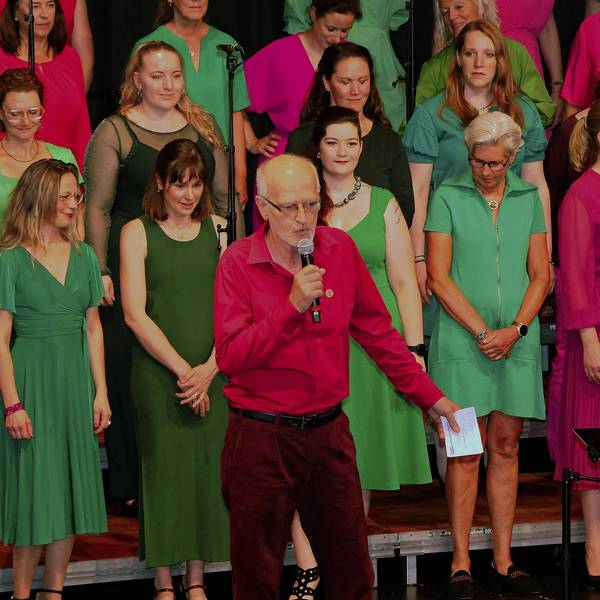 Zu sehen ist der Vorsitzende Gregor Berhorst vor dem Popchor „Joy.“