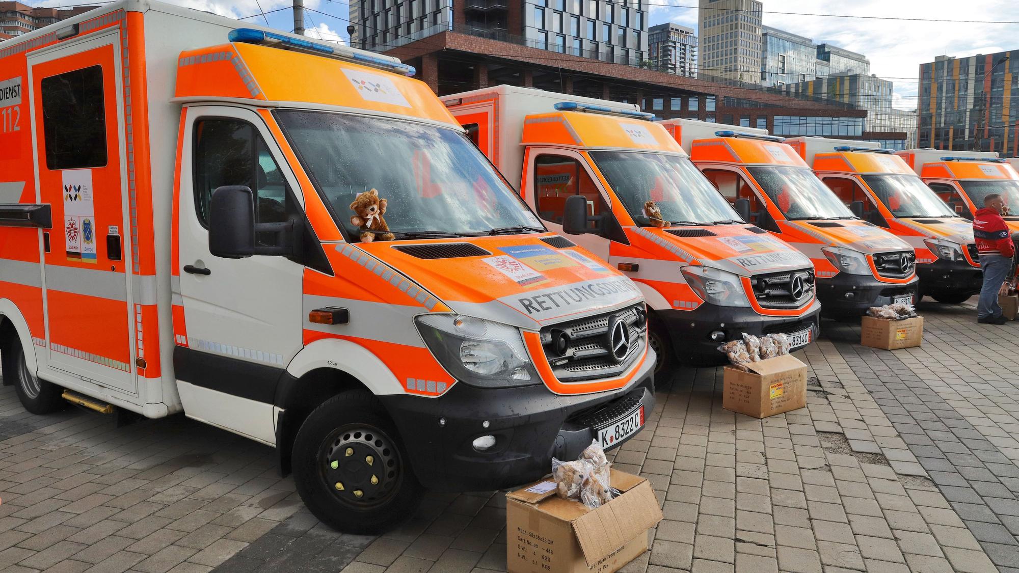 Spende aus Köln: Insgesamt 30 Rettungswagen gingen nach Dnipro.
