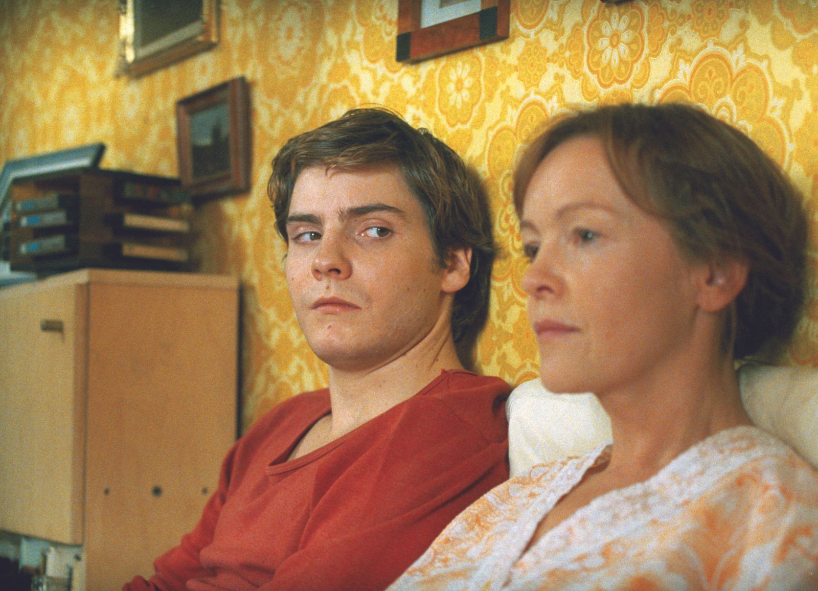 Alex' (Daniel Brühl) Mutter Christiane (Katrin Saß) ist aus dem Koma wieder erwacht und ahnt noch nichts von dem Ende der DDR.  (Bild: ZDF/Conny Klein / X-Filme / Beta Film)