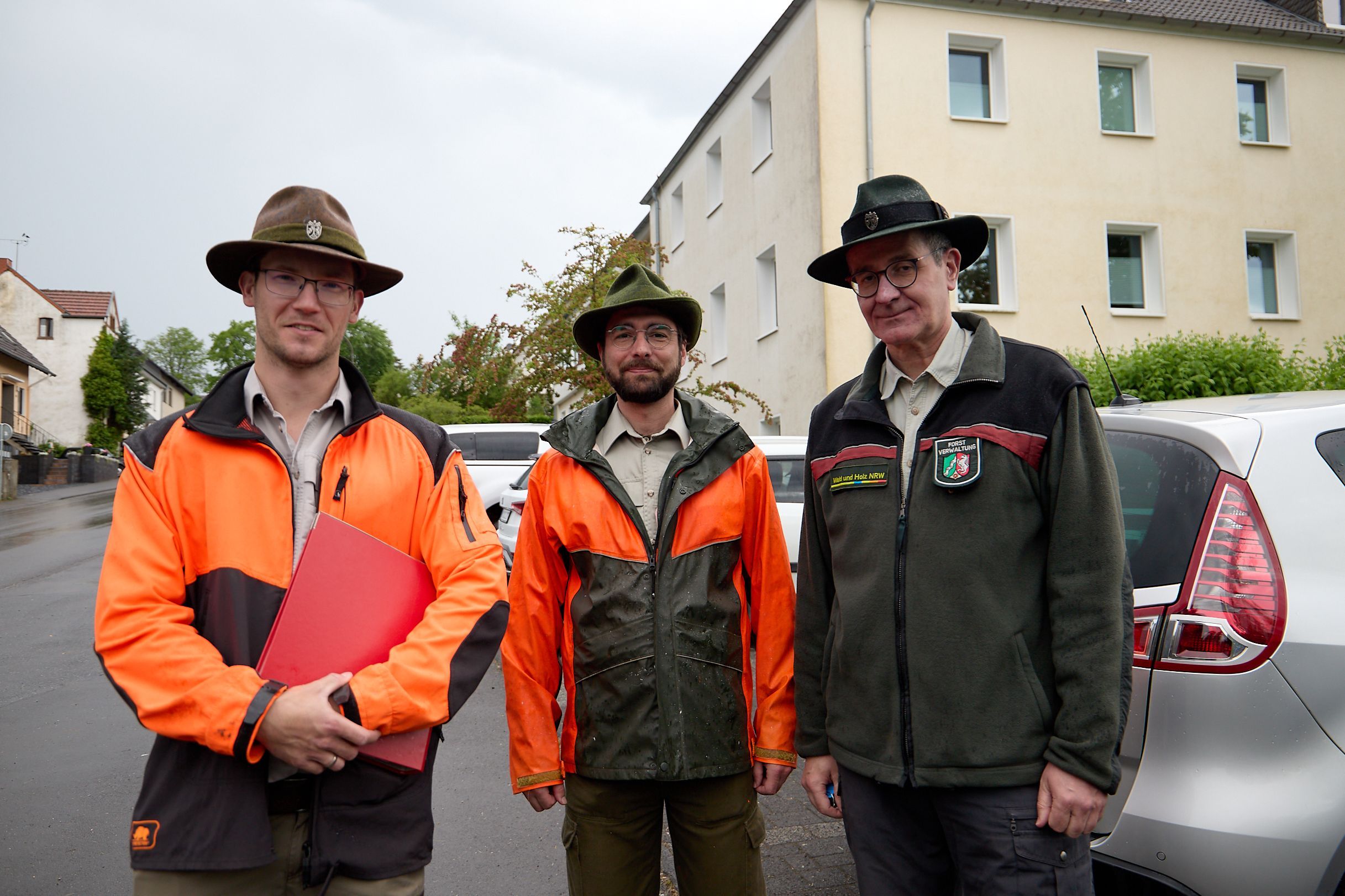 Das Bild zeigt die drei Obengenannten, die sich zu einem Gruppenbild aufgestellt haben.