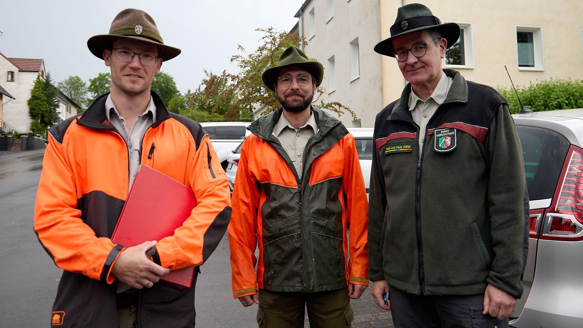Das Bild zeigt die drei Obengenannten, die sich zu einem Gruppenbild aufgestellt haben.