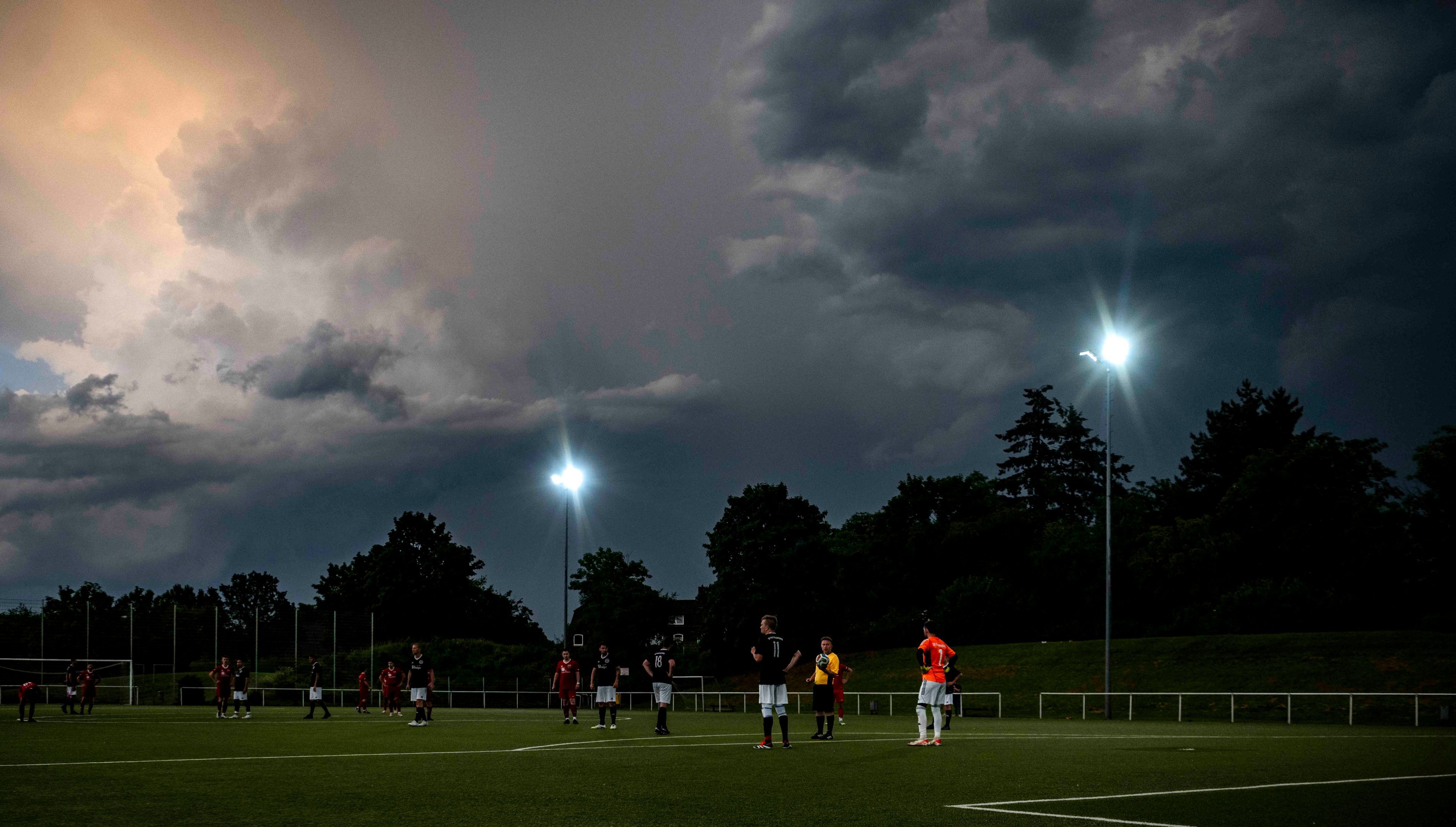 Das Bild zeigt den Moment, in dem das Kreisliga-C-Spiel fortgesetzt wird.