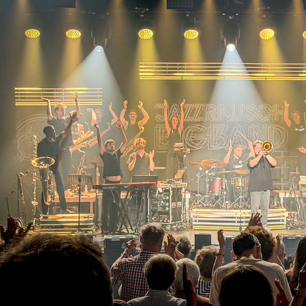 Eine Bigband spielt auf einer Bühne im Erholungshaus Leverkusen.