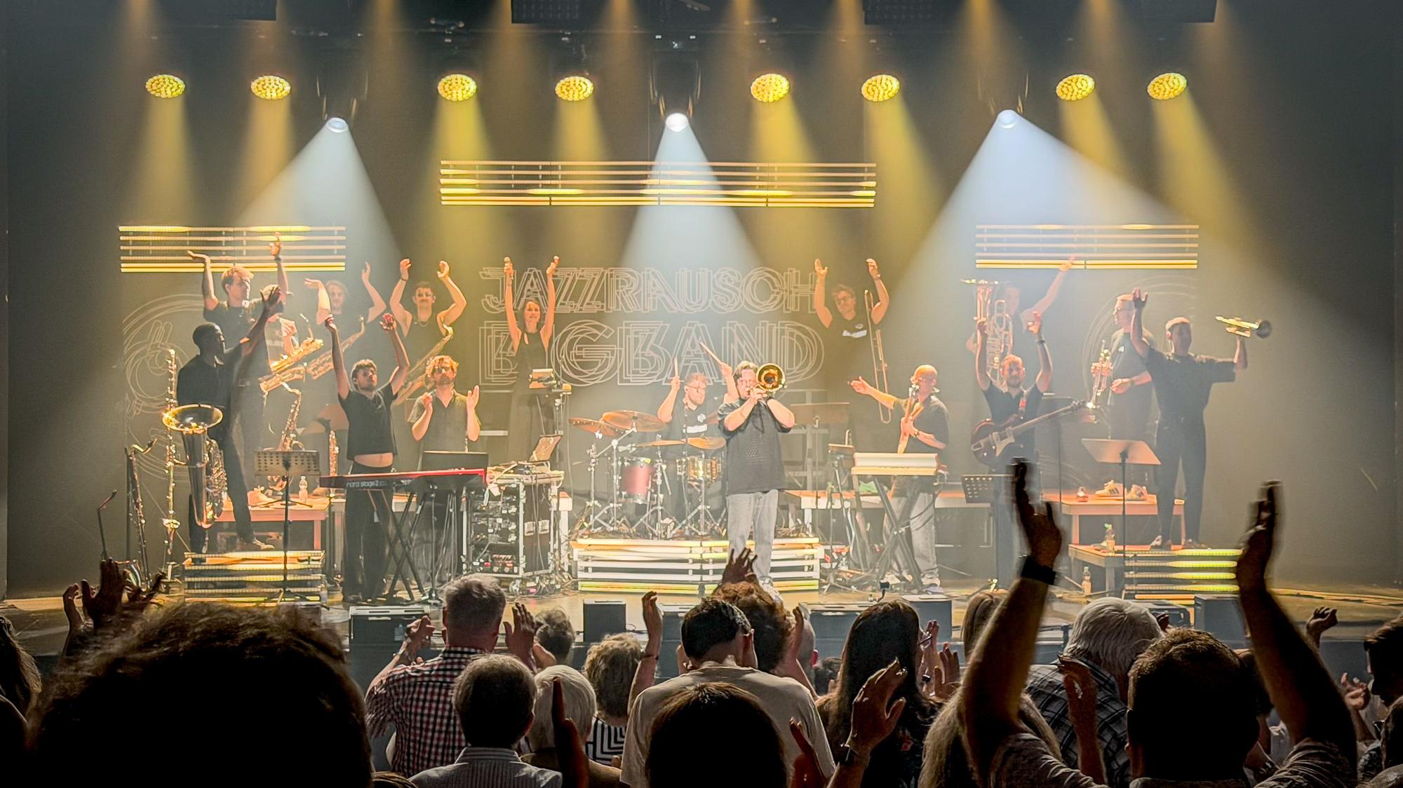 Eine Bigband spielt auf einer Bühne im Erholungshaus Leverkusen.