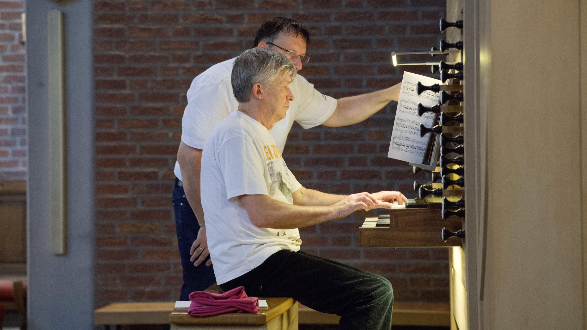 Das Bild zeigt Markus Goecke an der Orgel.