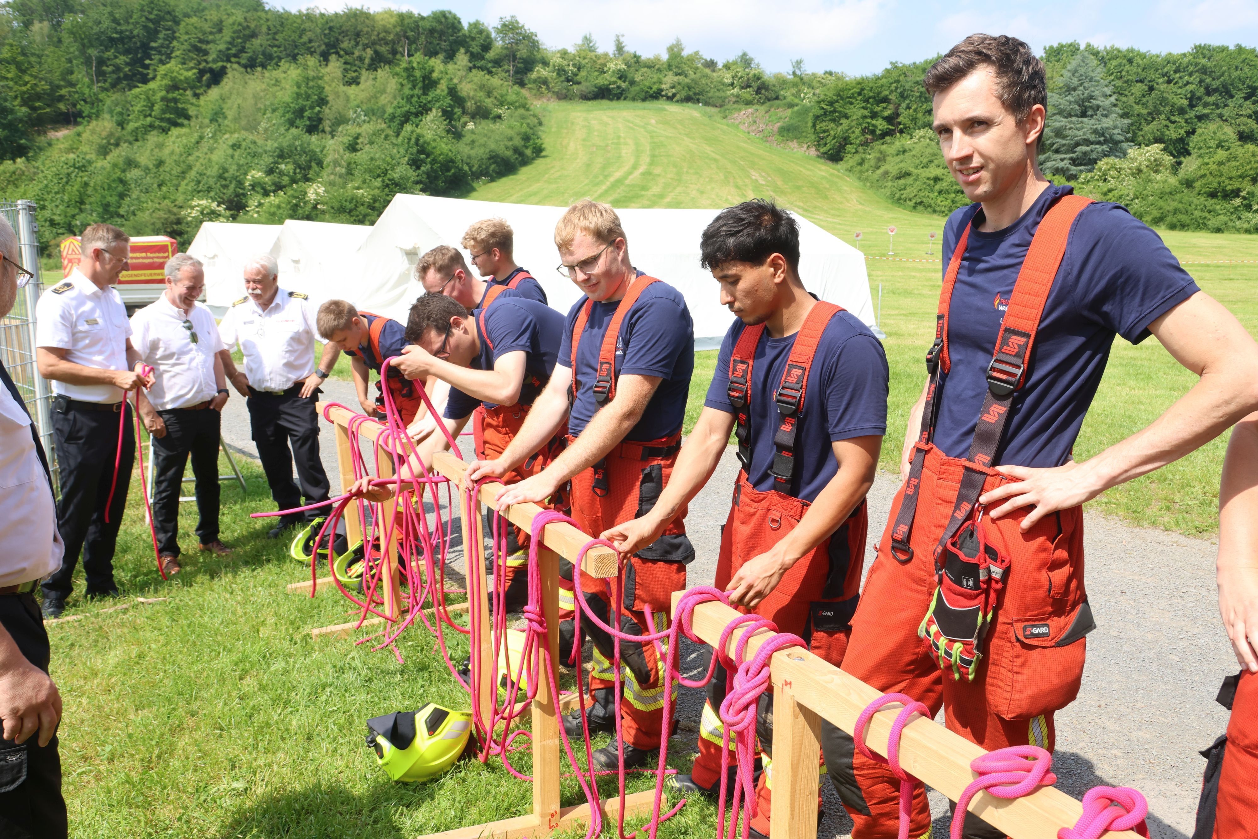 Das Foto zeiht Angehörige des Löschzugs 1 der Waldbröler Feuerwehr bei der Knotenprüfung.