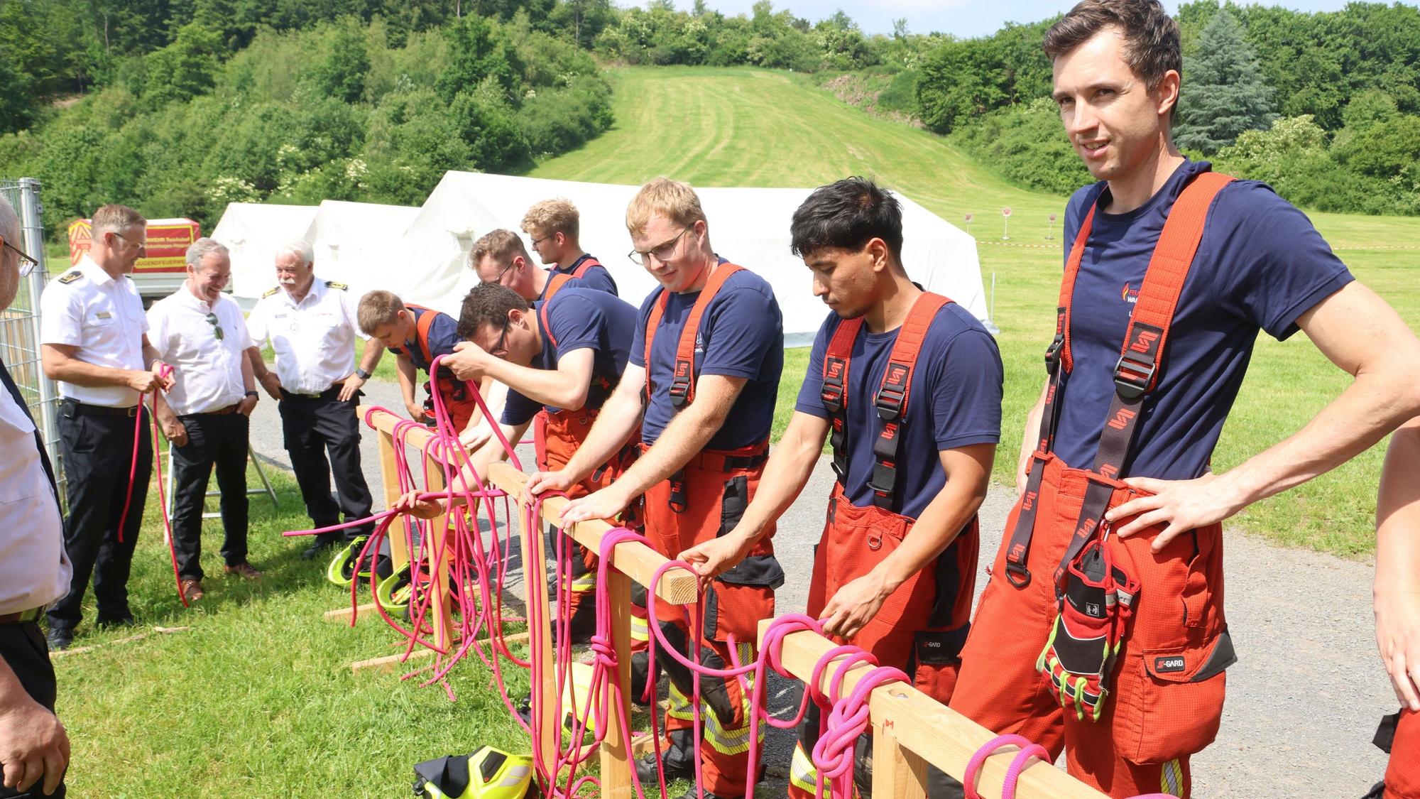 Das Foto zeiht Angehörige des Löschzugs 1 der Waldbröler Feuerwehr bei der Knotenprüfung.