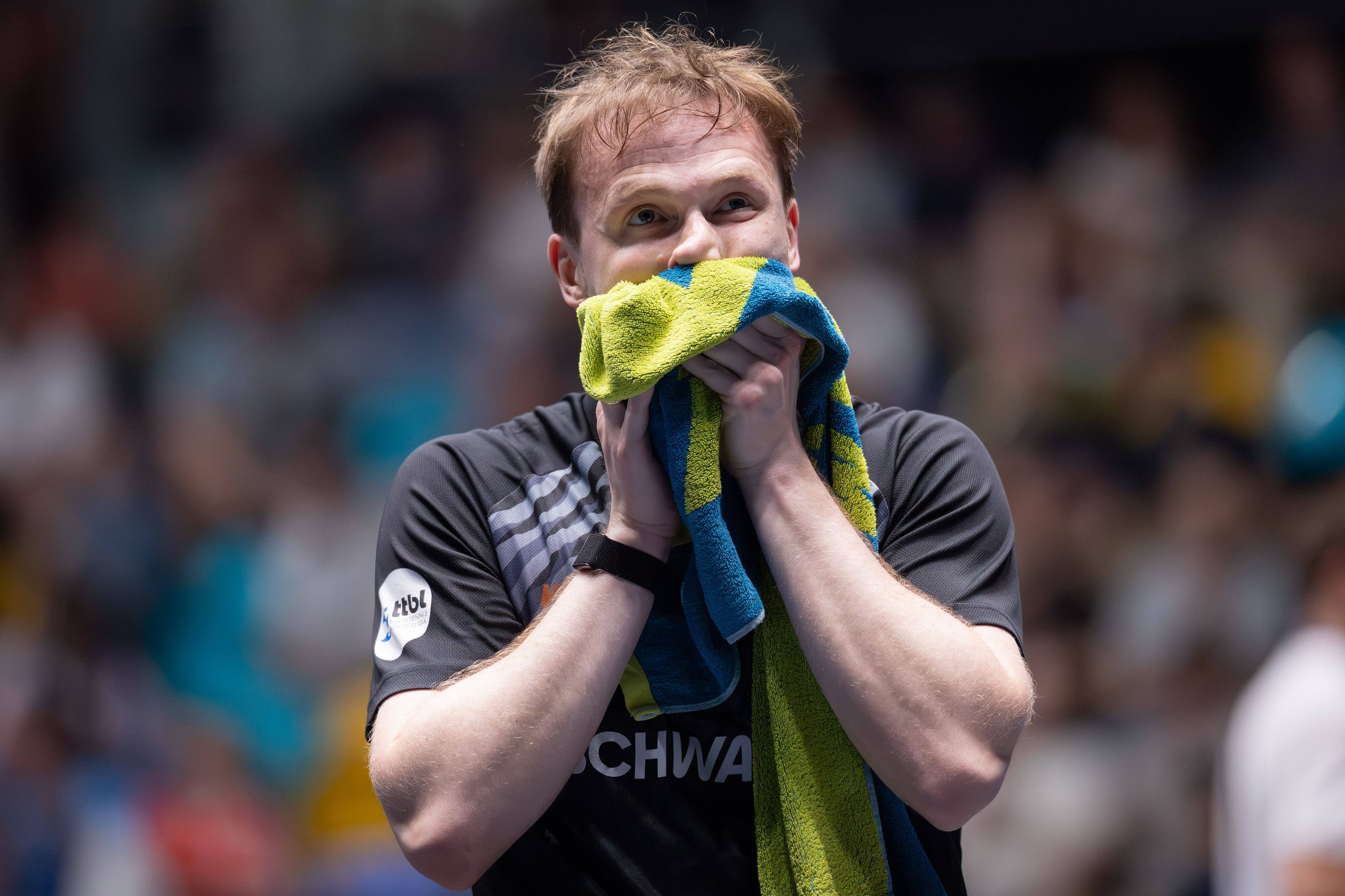 Benedikt Duda blickt mit dem Handtuch im Gesicht auf das Ergebnis.