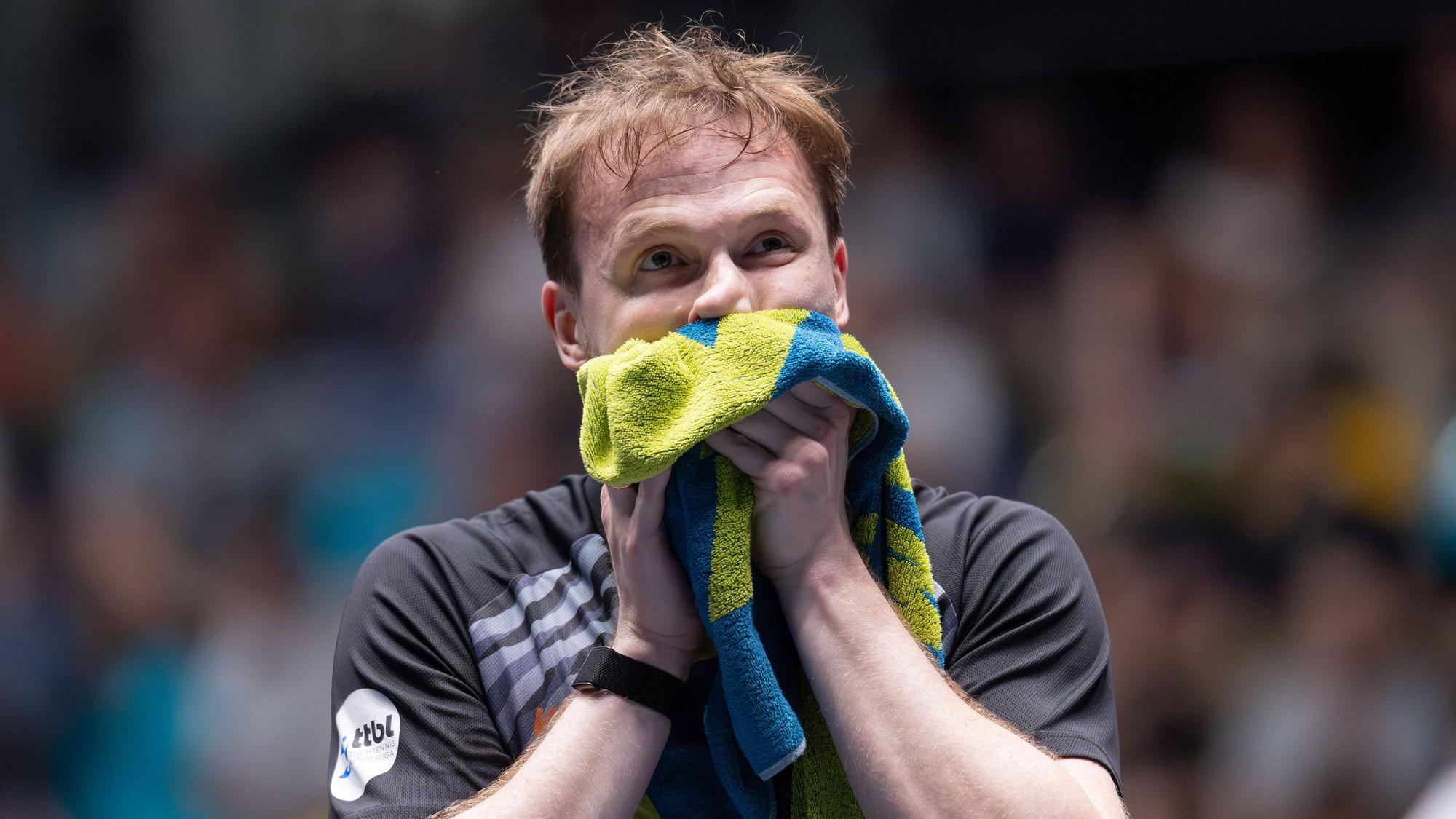 Benedikt Duda blickt mit dem Handtuch im Gesicht auf das Ergebnis.