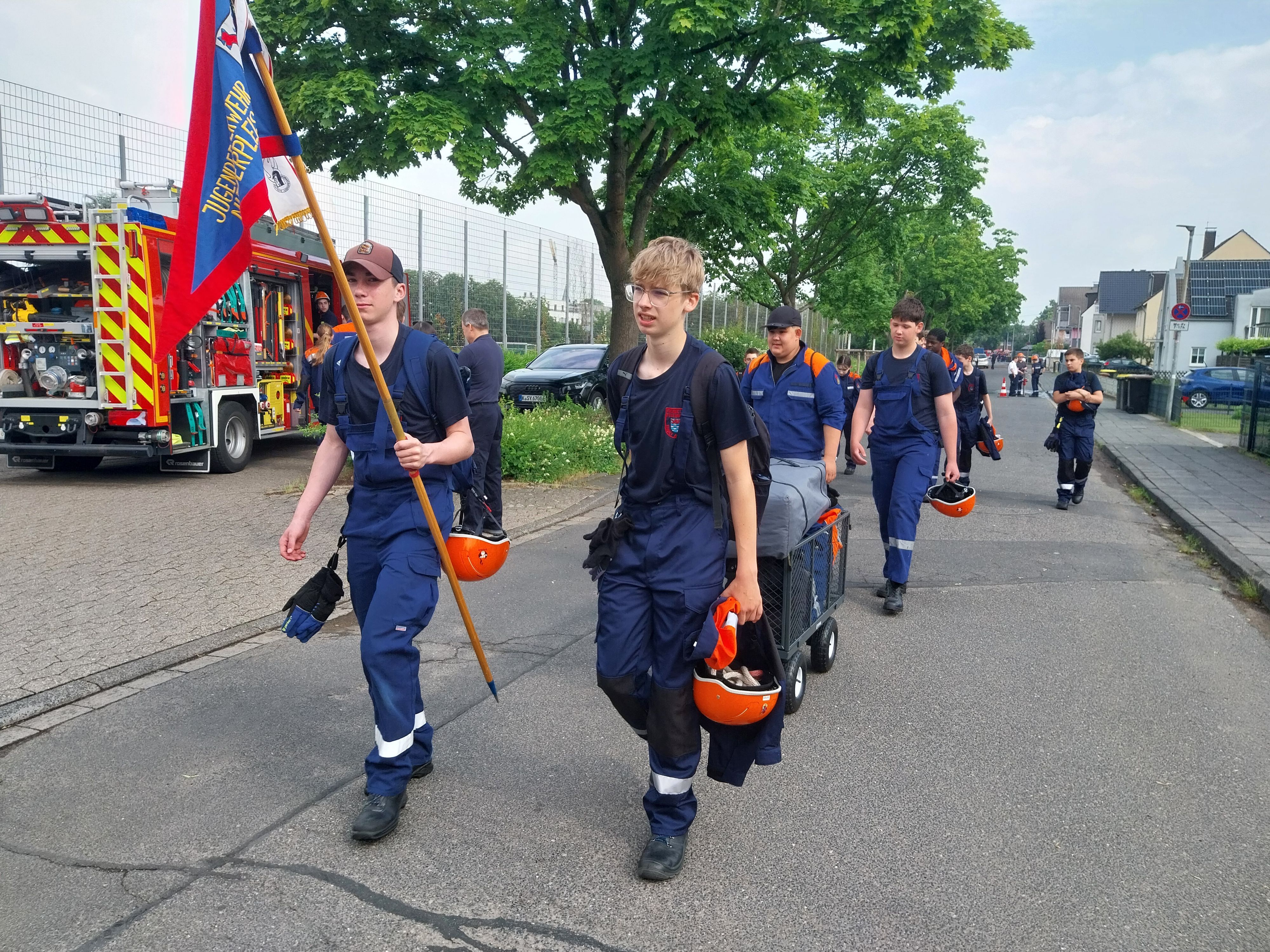 Auch der Aufmarsch samt Standarte gehört bei der Jugendfeuerwehr dazu.