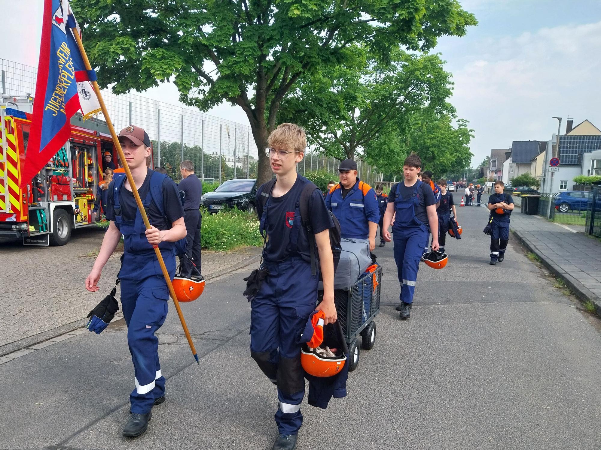 Auch der Aufmarsch samt Standarte gehört bei der Jugendfeuerwehr dazu.