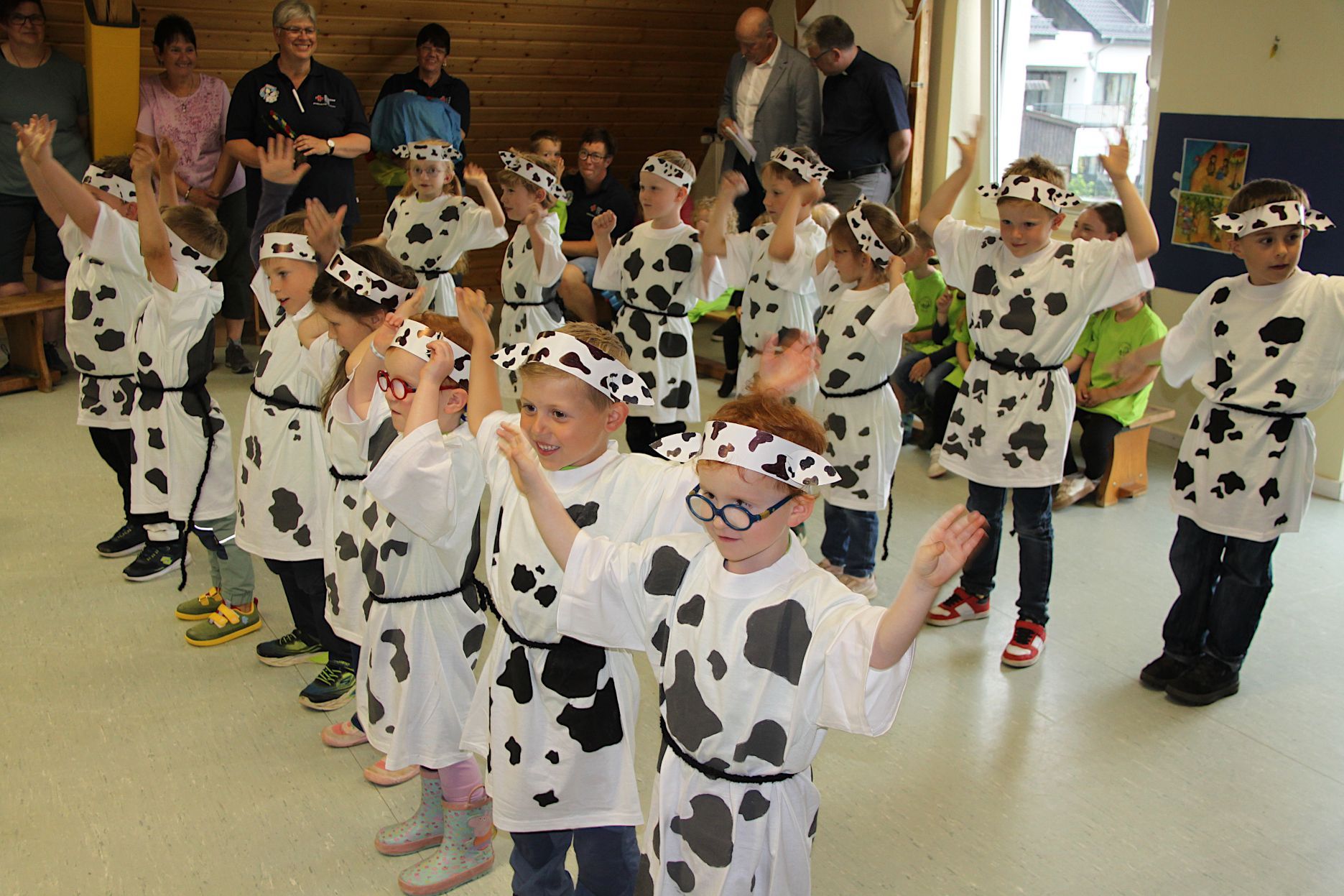 Das Bild zeigt einige Kita-Kinder, die einen Tanz aufführen.