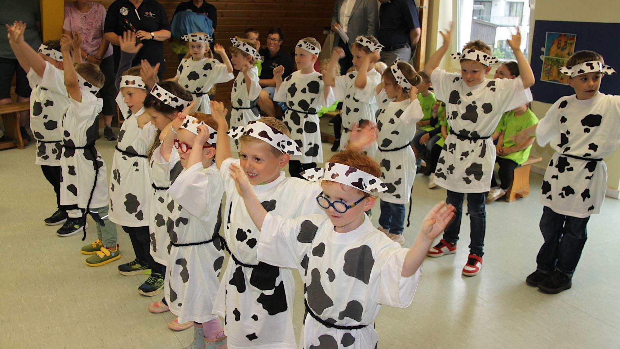 Das Bild zeigt einige Kita-Kinder, die einen Tanz aufführen.