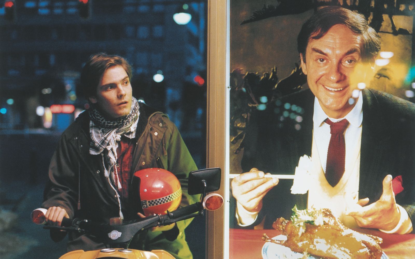 Im Spielfilm „Good Bye, Lenin!“ verkörpert Daniel Brühl (links) den jungen Alex Kerner, dessen Mutter während der Wende im Koma liegt und nach dem Mauerfall wieder aufwacht. Um ihr den Tod durch eine Herzattacke zu ersparen, inszeniert Alex die DDR in der Wohnung. (Bild: ZDF/Conny Klein / X-Filme / Beta Film)