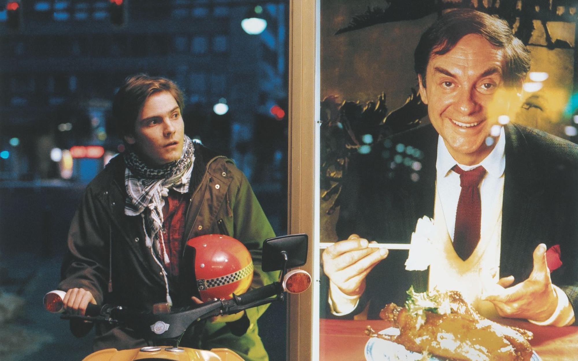 Im Spielfilm „Good Bye, Lenin!“ verkörpert Daniel Brühl (links) den jungen Alex Kerner, dessen Mutter während der Wende im Koma liegt und nach dem Mauerfall wieder aufwacht. Um ihr den Tod durch eine Herzattacke zu ersparen, inszeniert Alex die DDR in der Wohnung. (Bild: ZDF/Conny Klein / X-Filme / Beta Film)