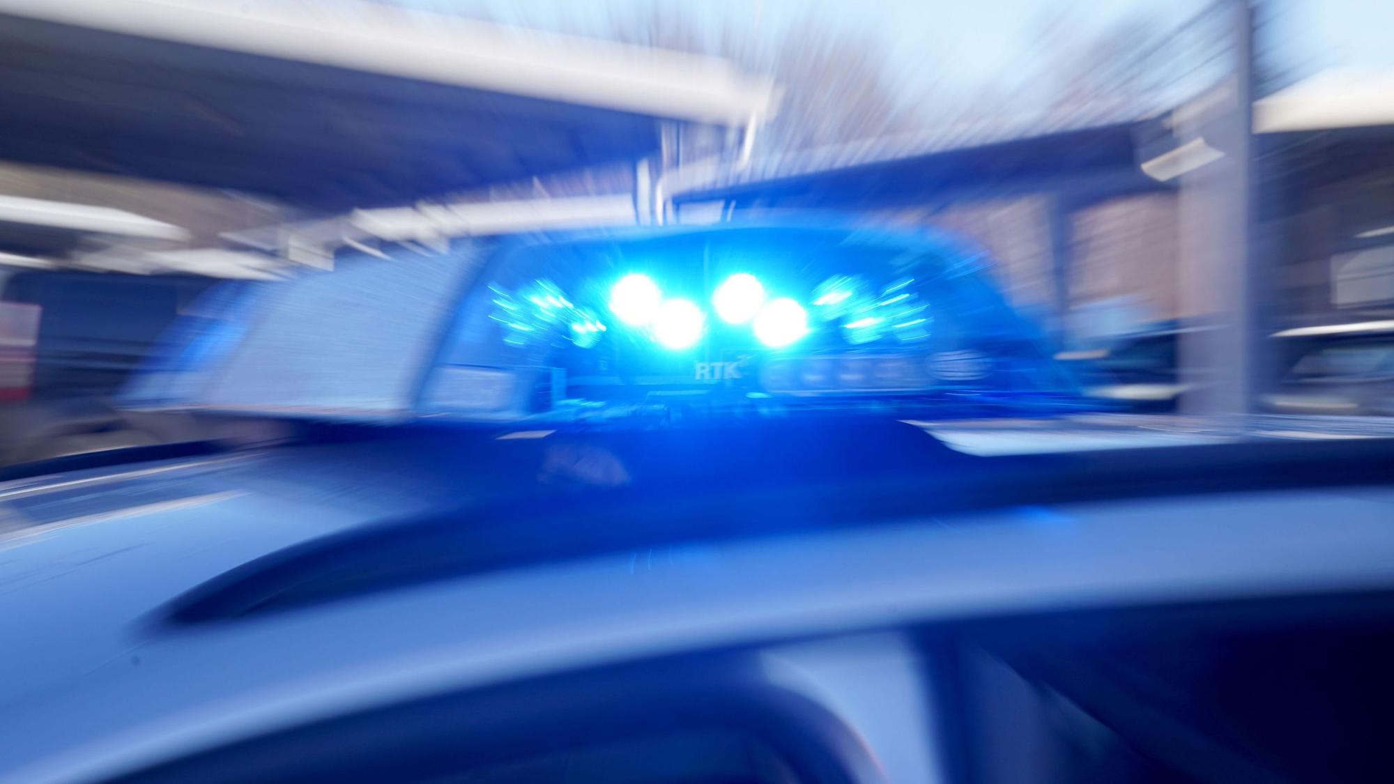 Das Symbolfoto zeigt das Blaulicht auf einem Polizeiwagen.
