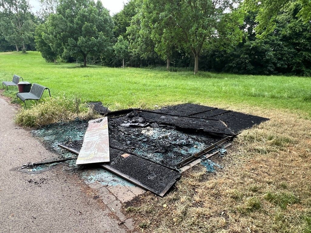 Im Beethovenpark in Köln-Sülz sind die Dixi-Klos abgebrannt.