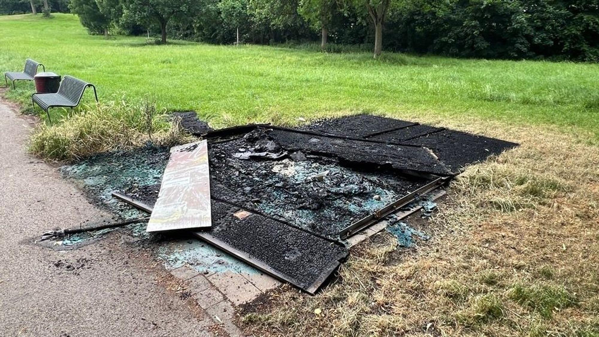 Im Beethovenpark in Köln-Sülz sind die Dixi-Klos abgebrannt.