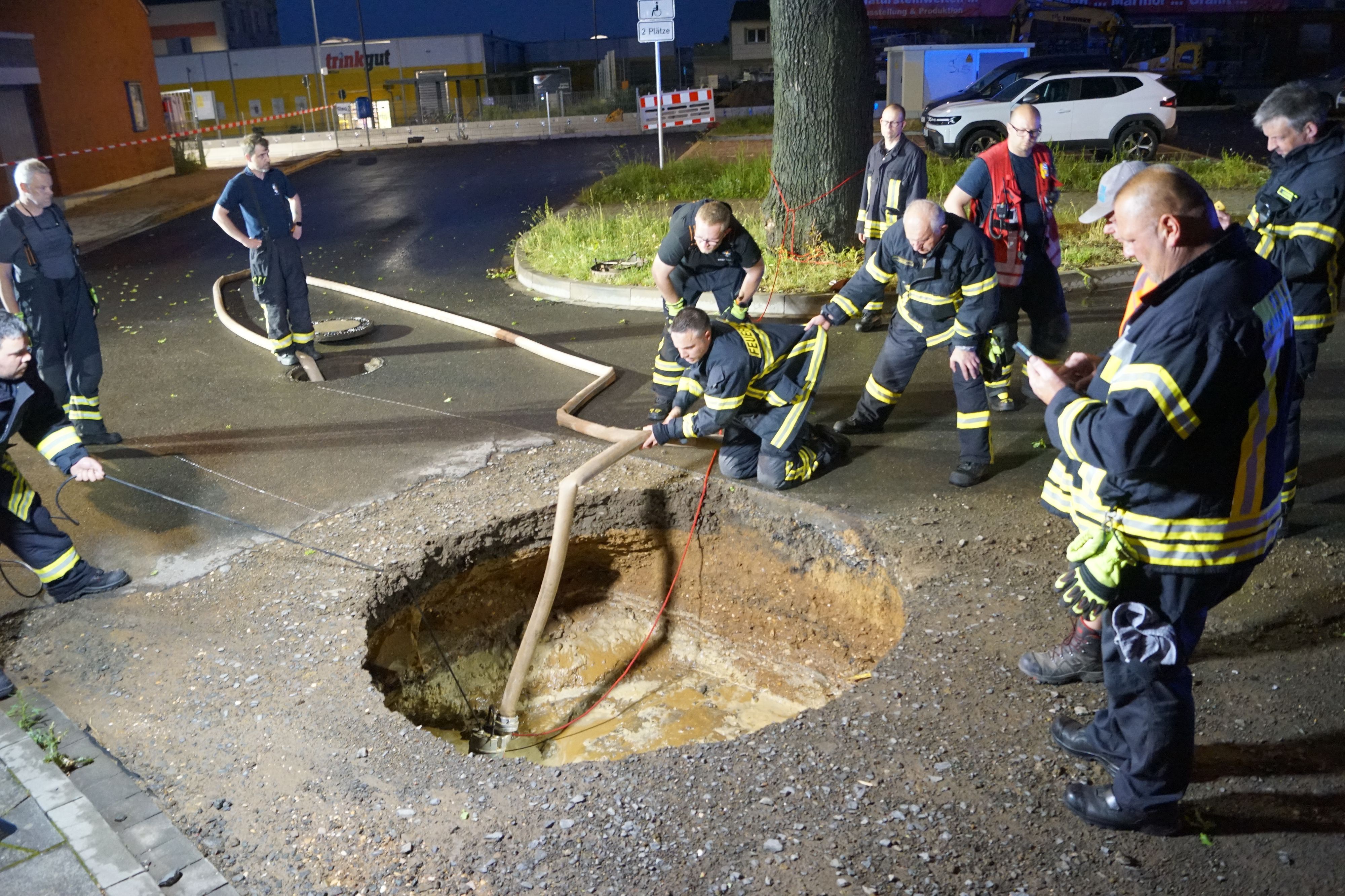 Das Bild zeigt die Zülpicher Feuerwehr, wie sie das kreisrunde Loch leerpumpt.