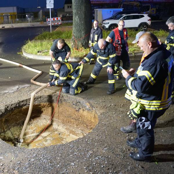Das Bild zeigt die Zülpicher Feuerwehr, wie sie das kreisrunde Loch leerpumpt.
