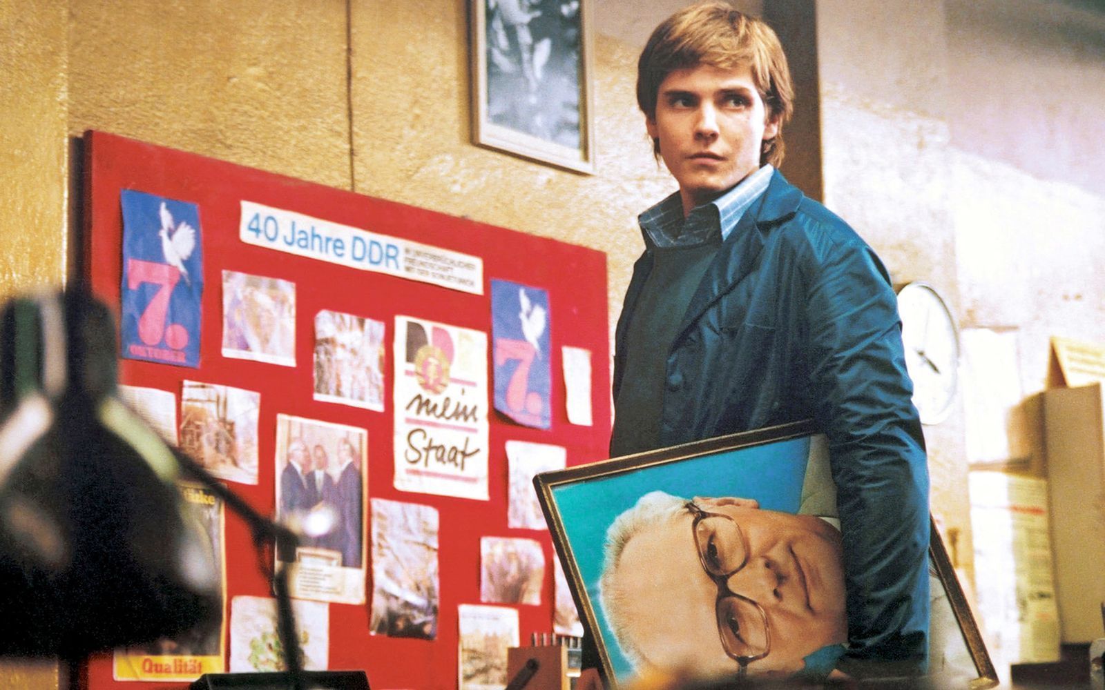 Alex (Daniel Brühl) lässt für seine Mutter auf 79 Quadratmetern Plattenbau die DDR wieder auferstehen.  (Bild: ZDF/Conny Klein / X-Filme / Beta Film)