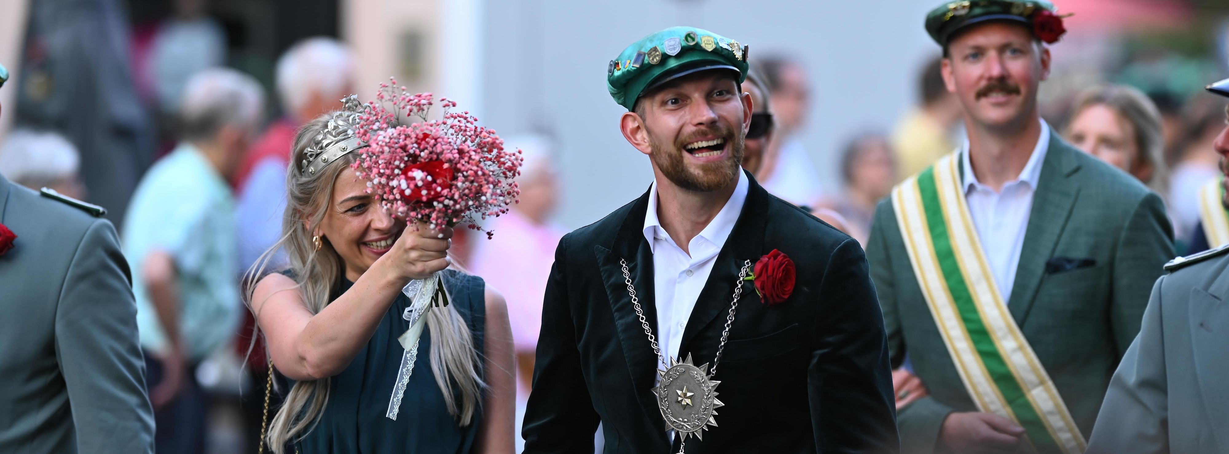 Eine Frau mit Krone und ein Mann mit Schützenkette.