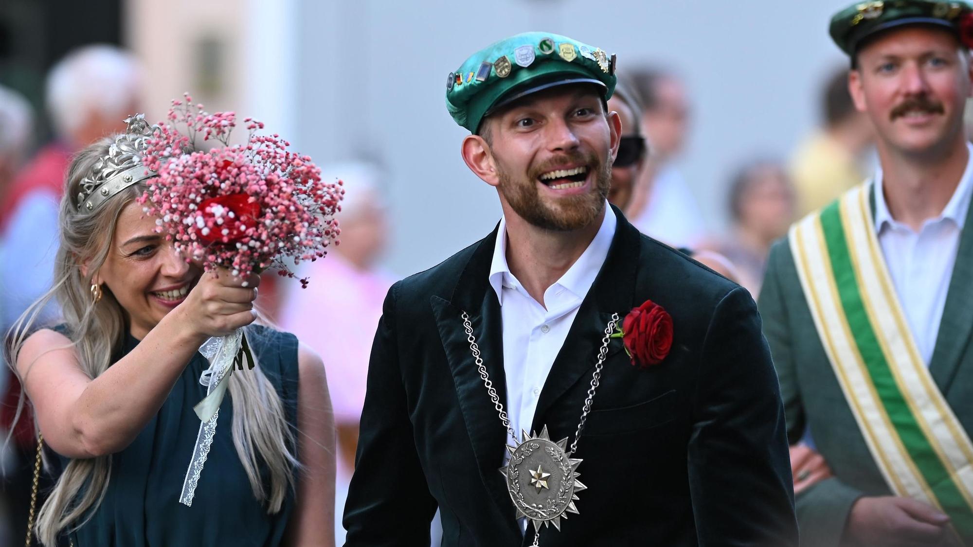 Eine Frau mit Krone und ein Mann mit Schützenkette.