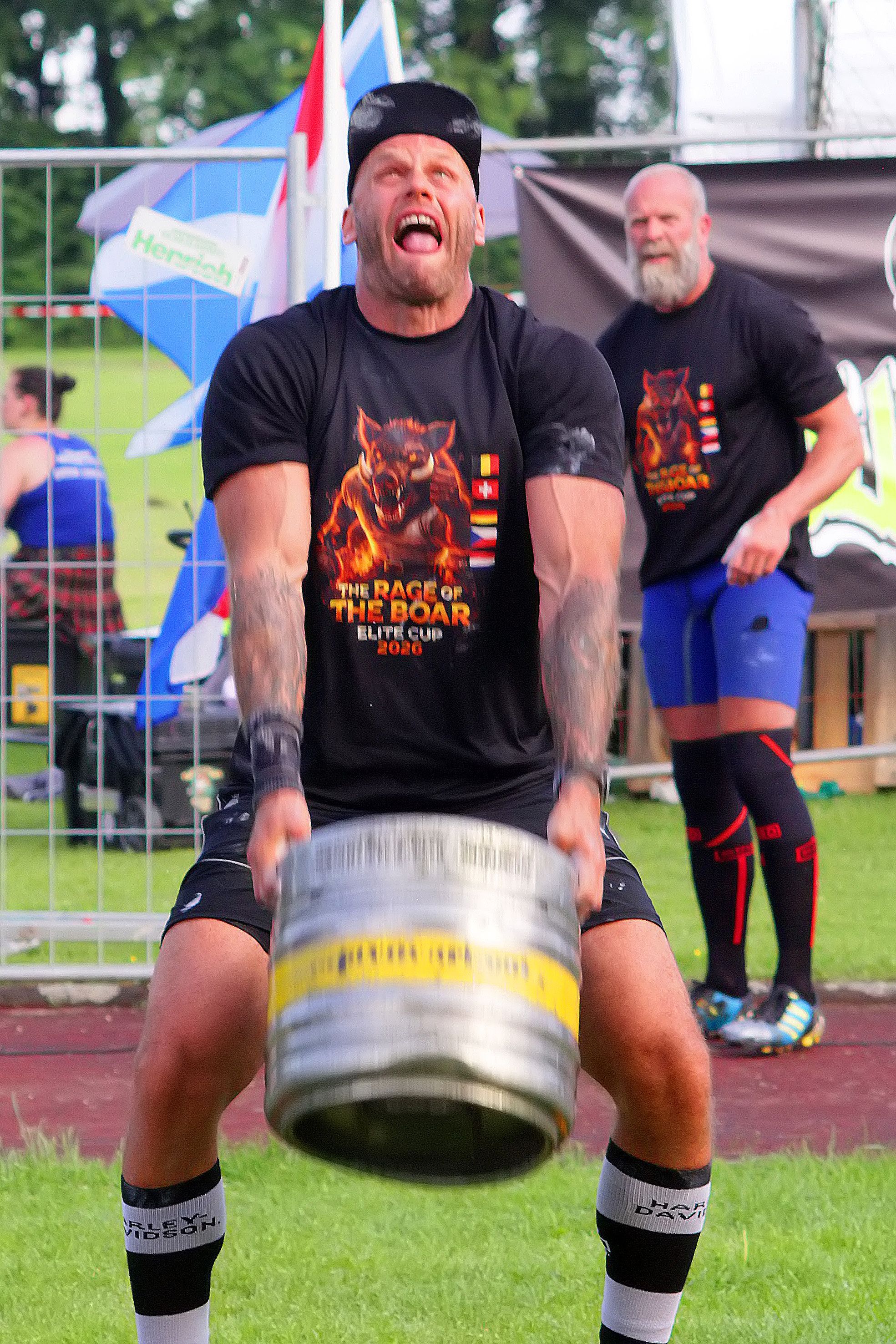 Das Bild zeigt Vladimir Tulacek bei Bierfasshochwurf.